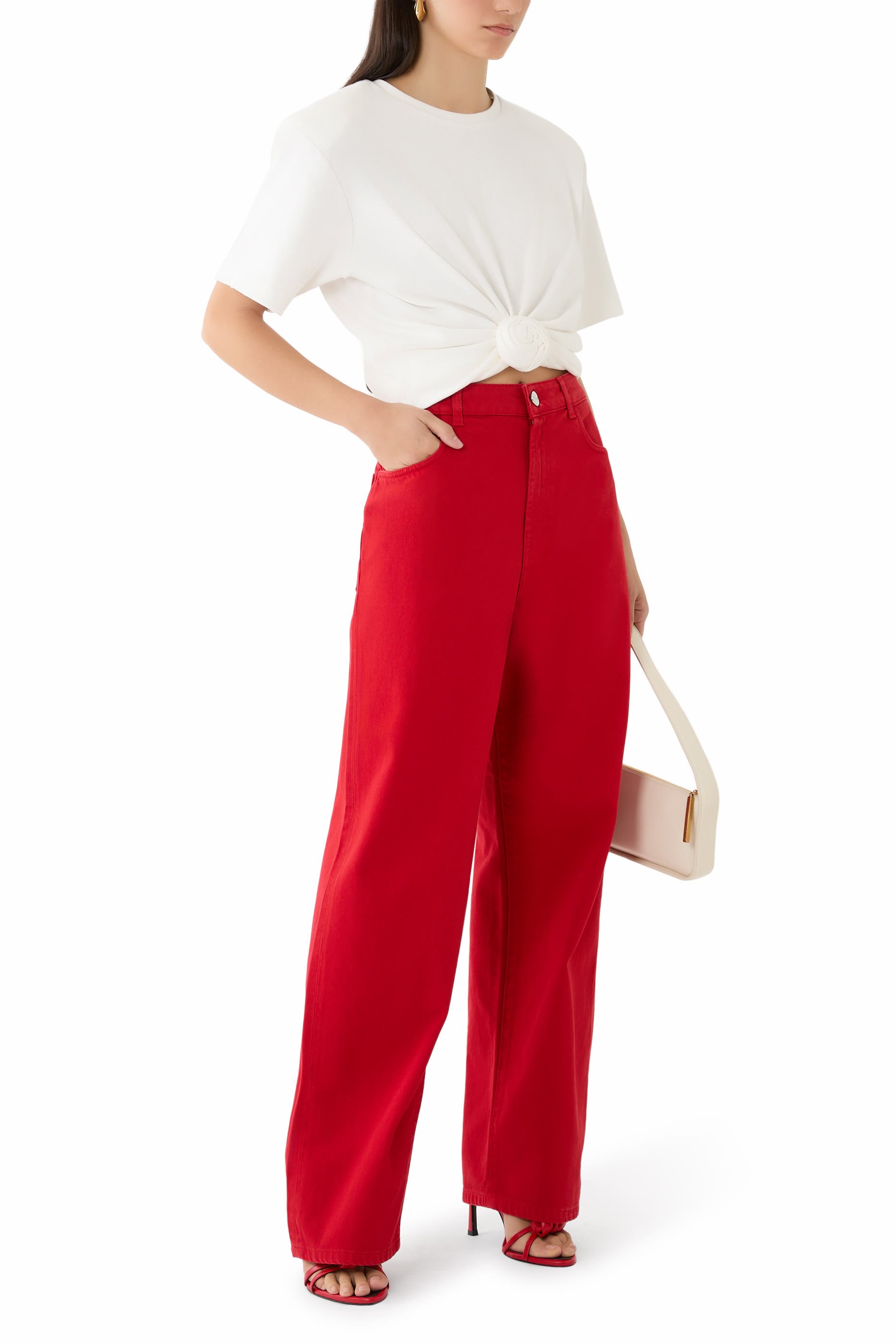 بنطال جينز بقصة فضفاضة وشعار الماركة