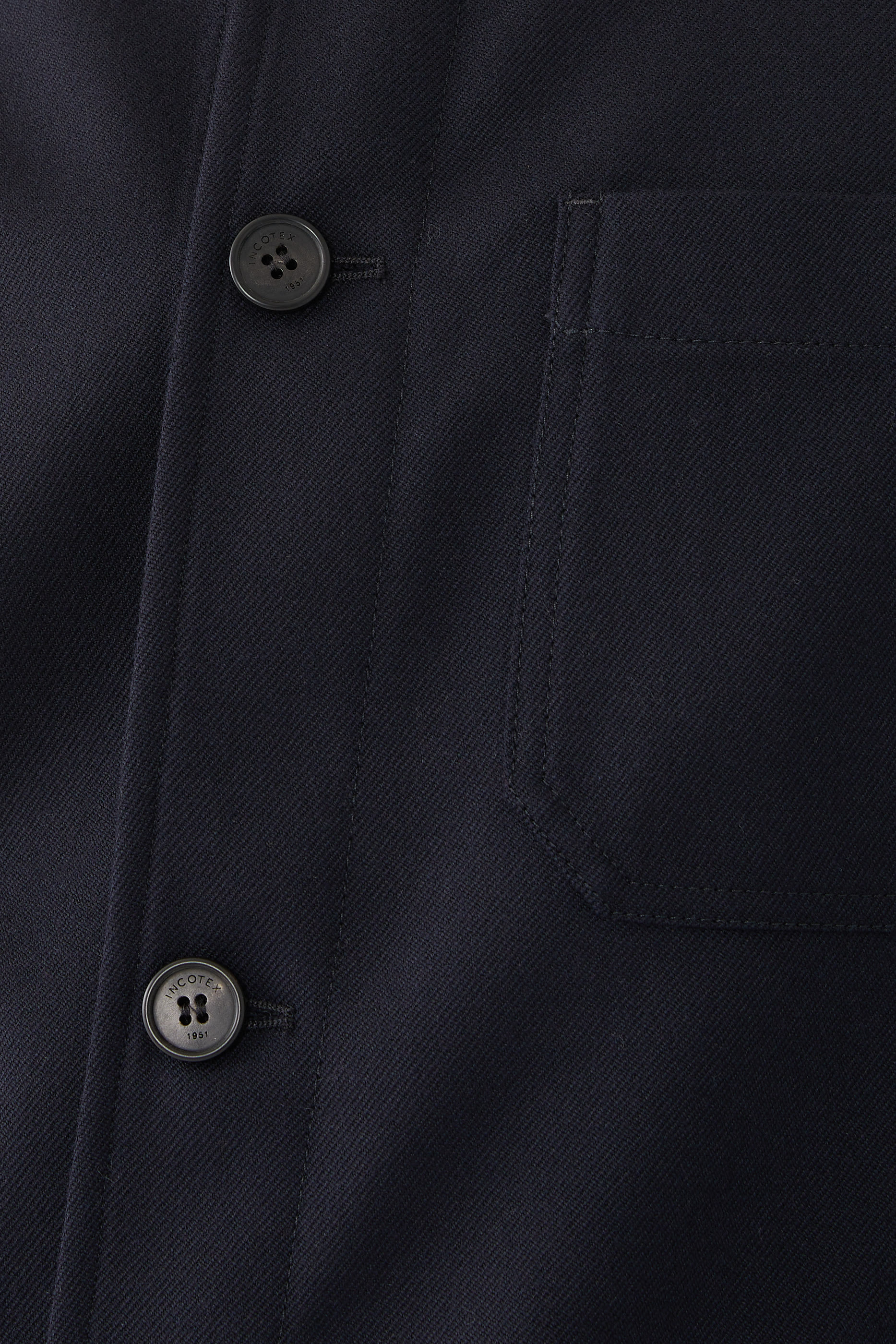 بلوزة بأكمام طويلة