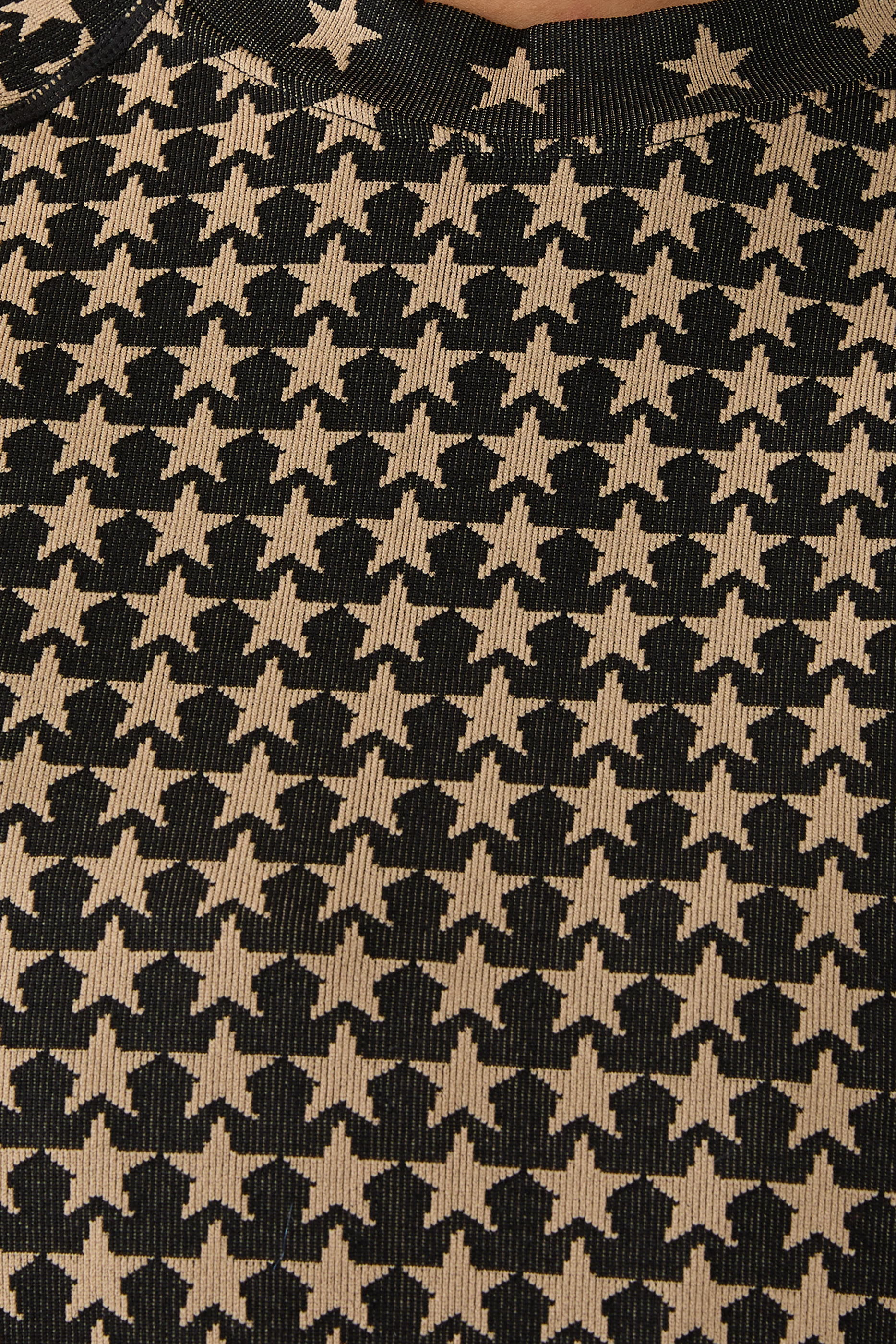 بلوزة بنقشة نجوم