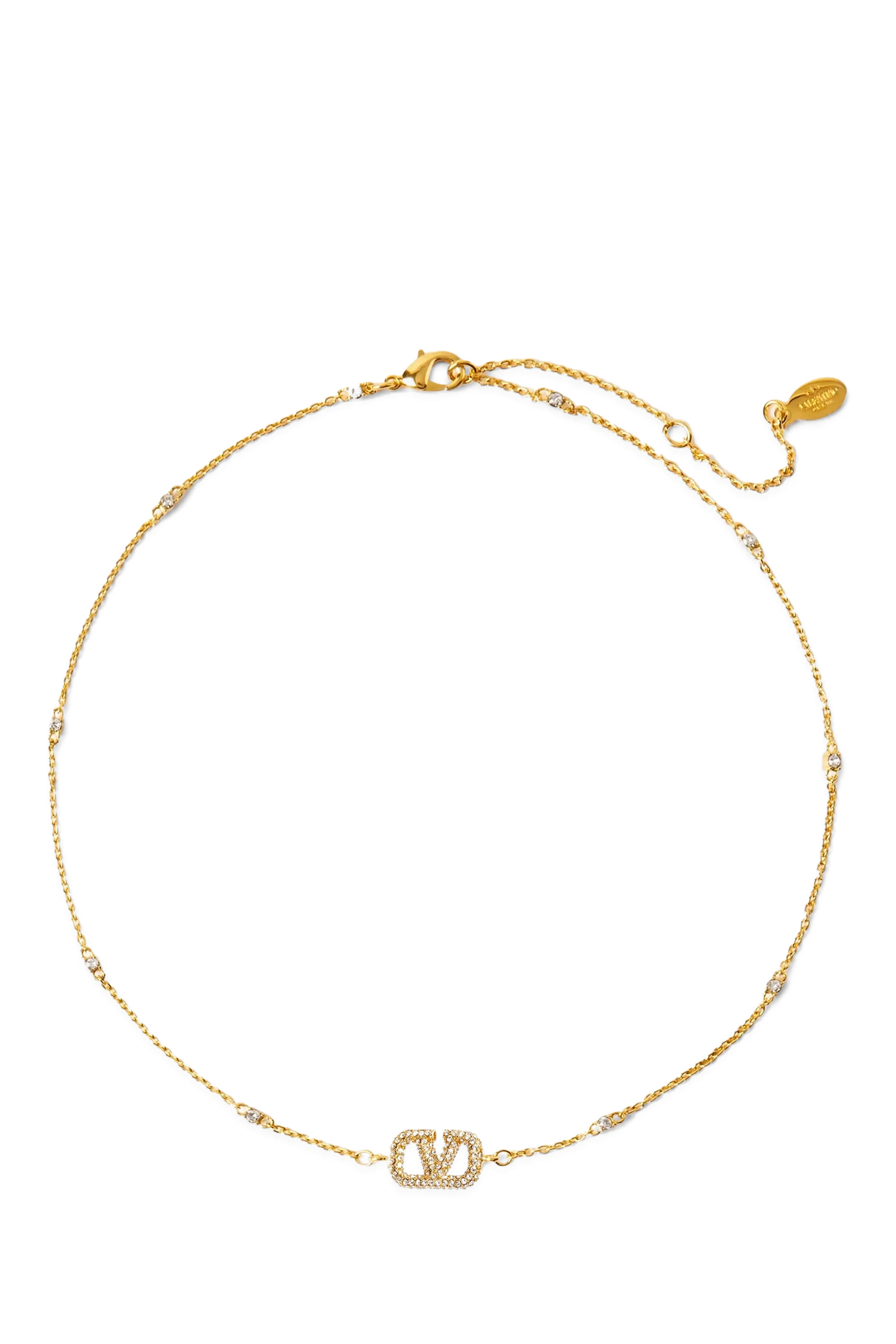 قلادة مزينة بحلية شعار V وكريستال سواروفسكي، معدن