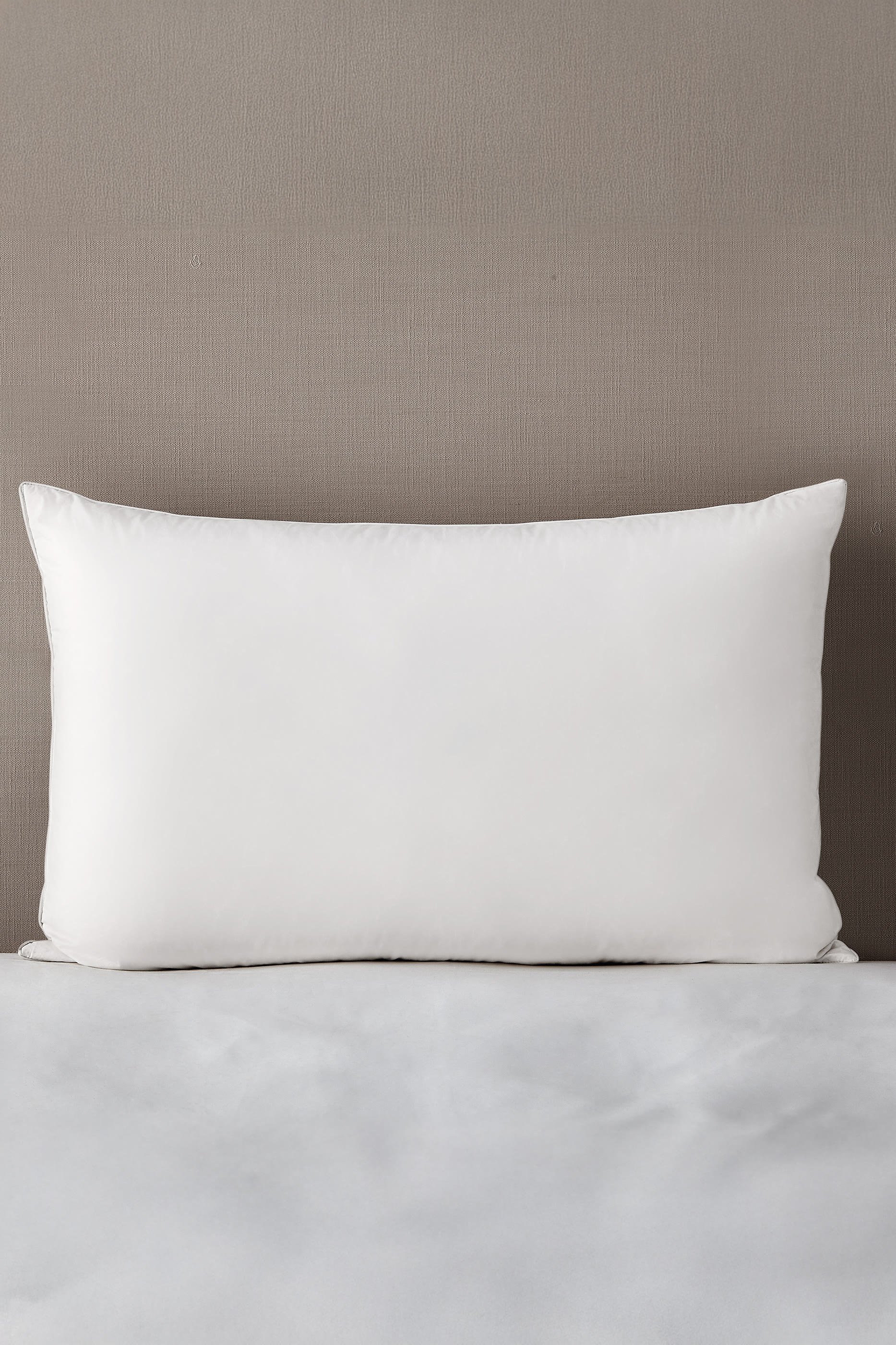 وسادة مبطنة بزغب ريش الإوز الكندي