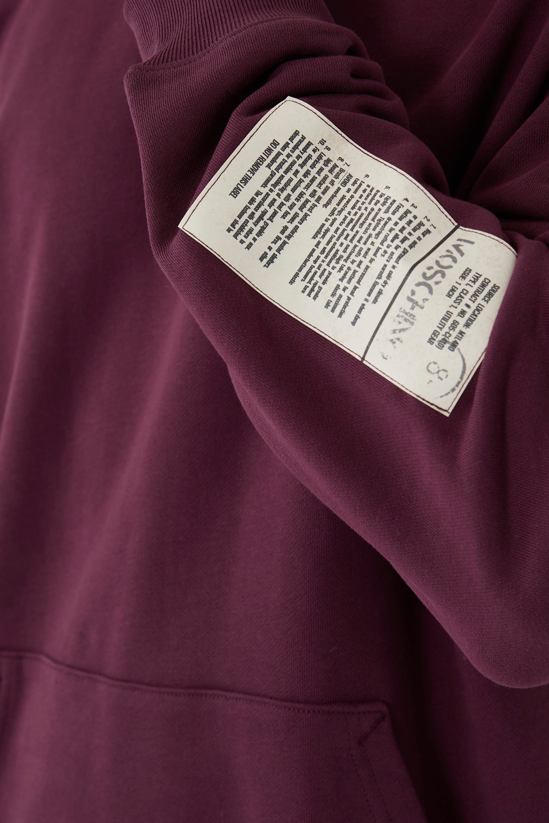 سويت شيرت بشعار الماركة بتصميم عسكري