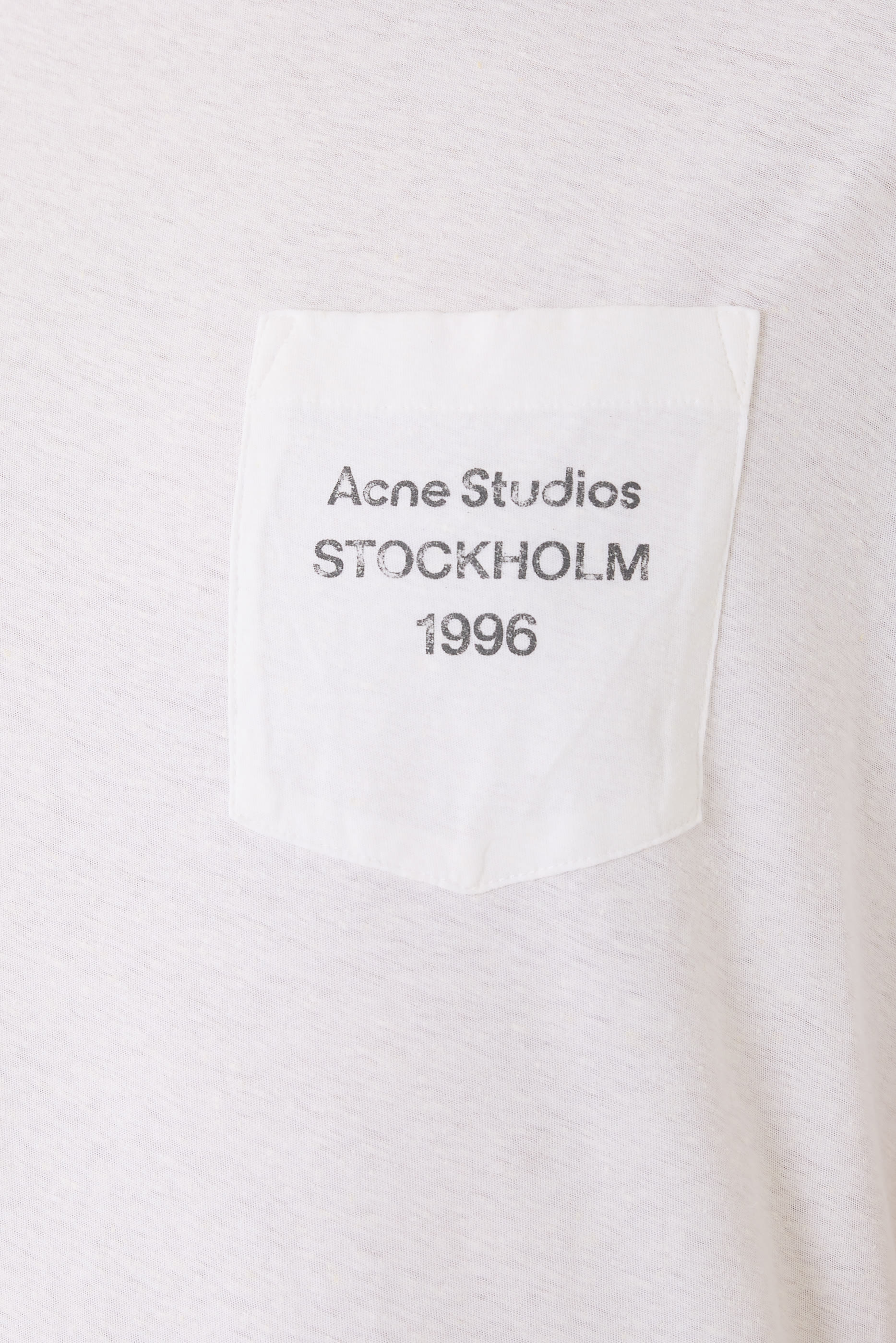 تيشيرت بشعار الماركة