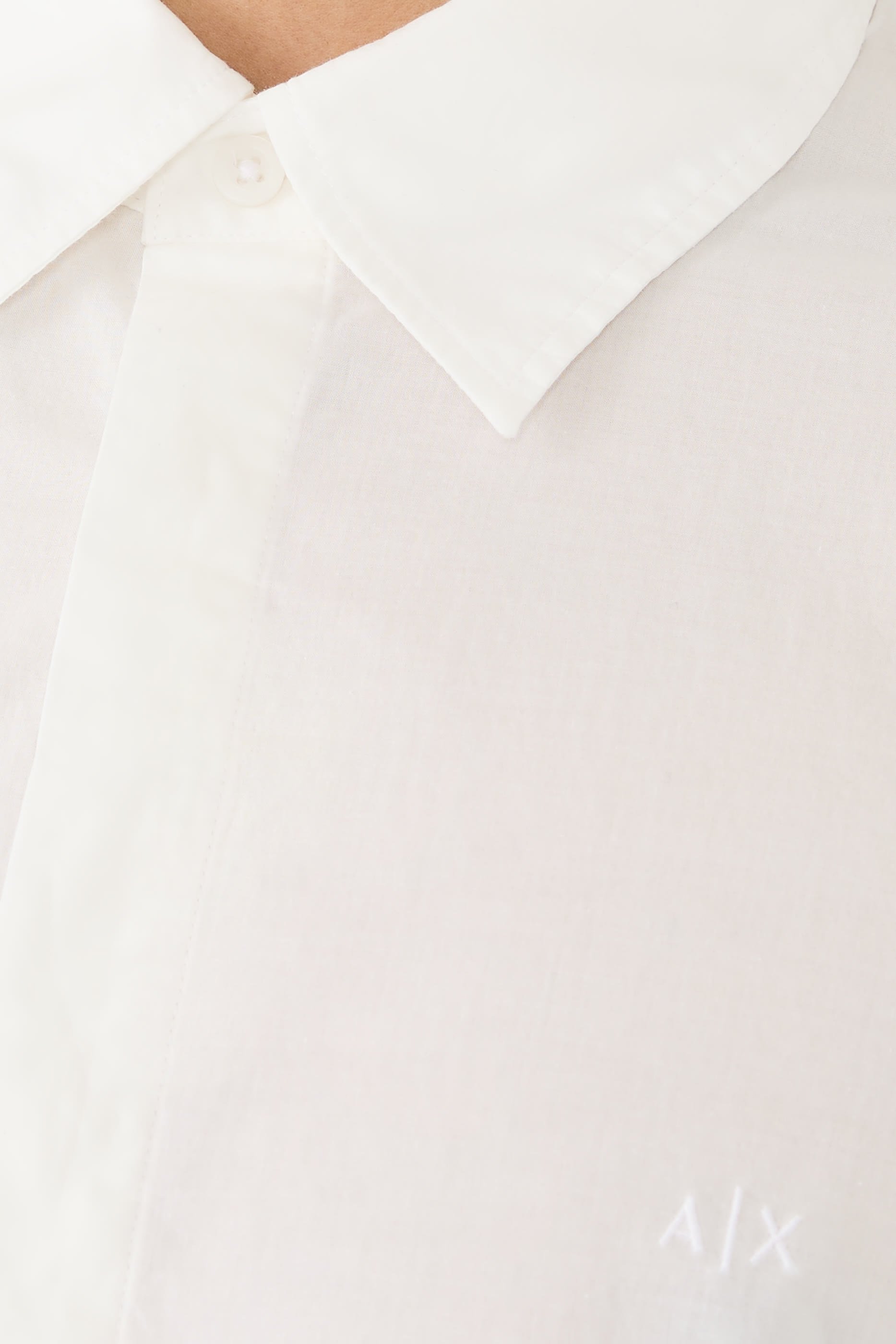 قميص بأكمام طويلة وشعار الماركة