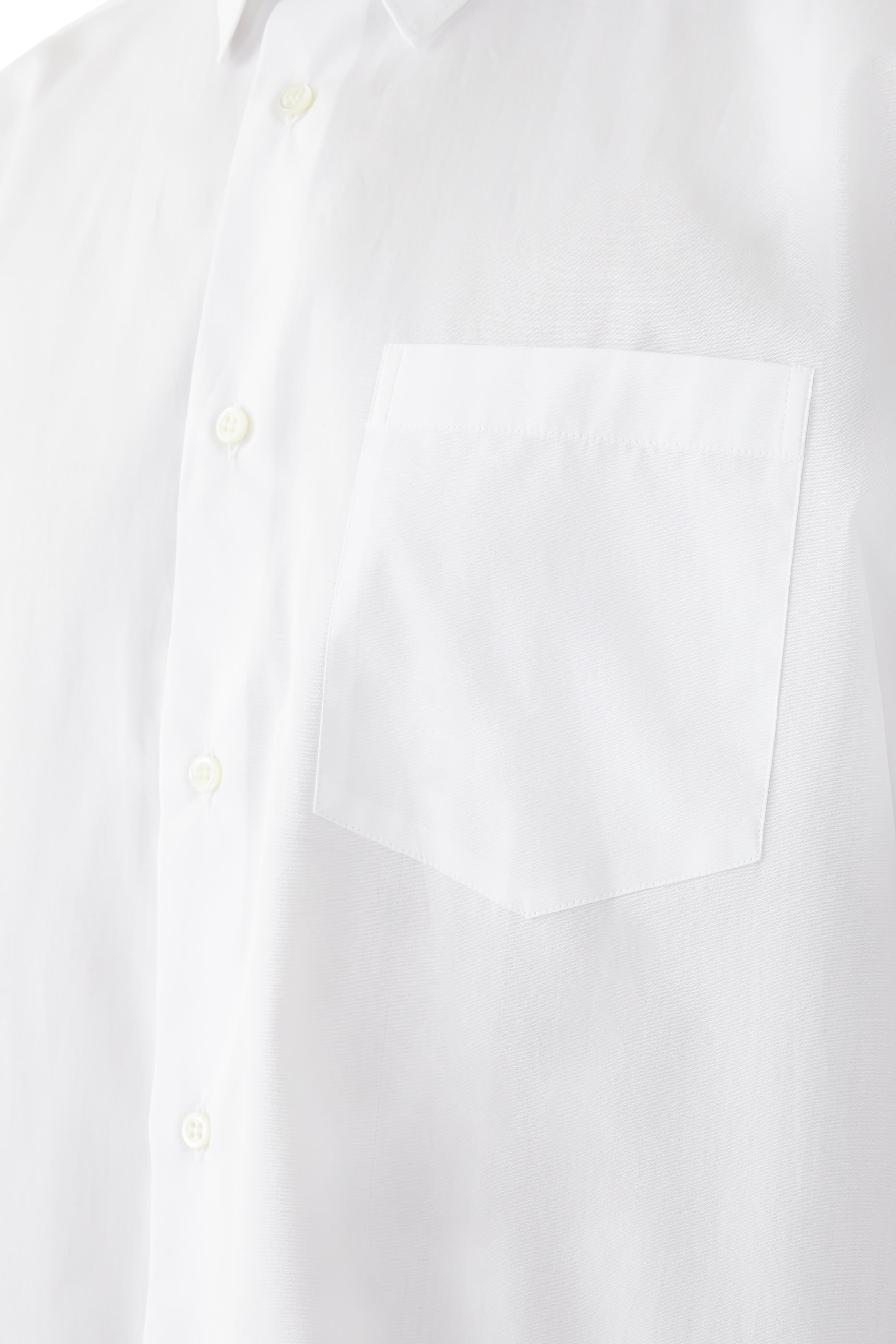 قميص بأكمام طويلة وقصة فضفاضة