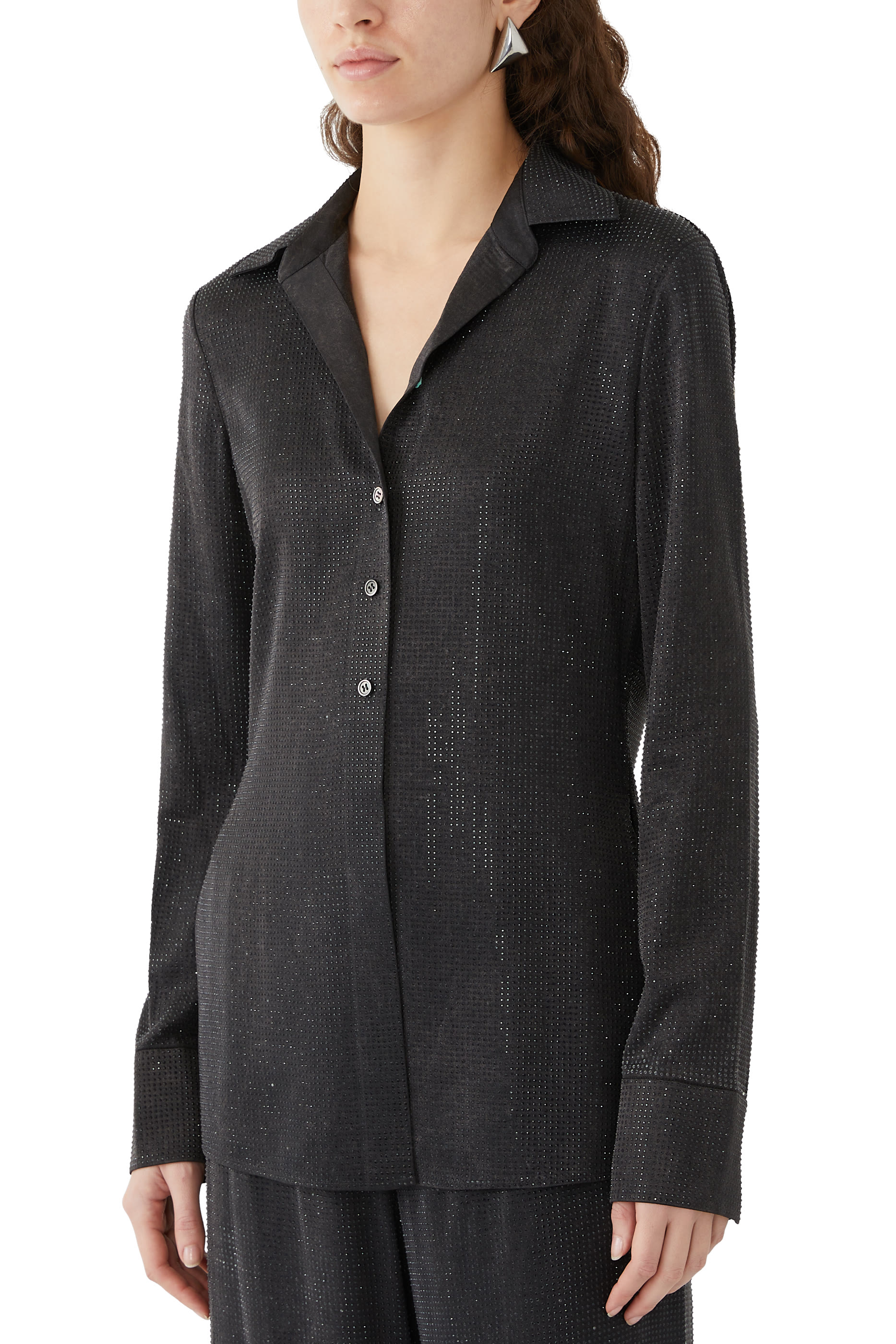 قميص بقصة ضيقة وكريستال مثبت حراريا