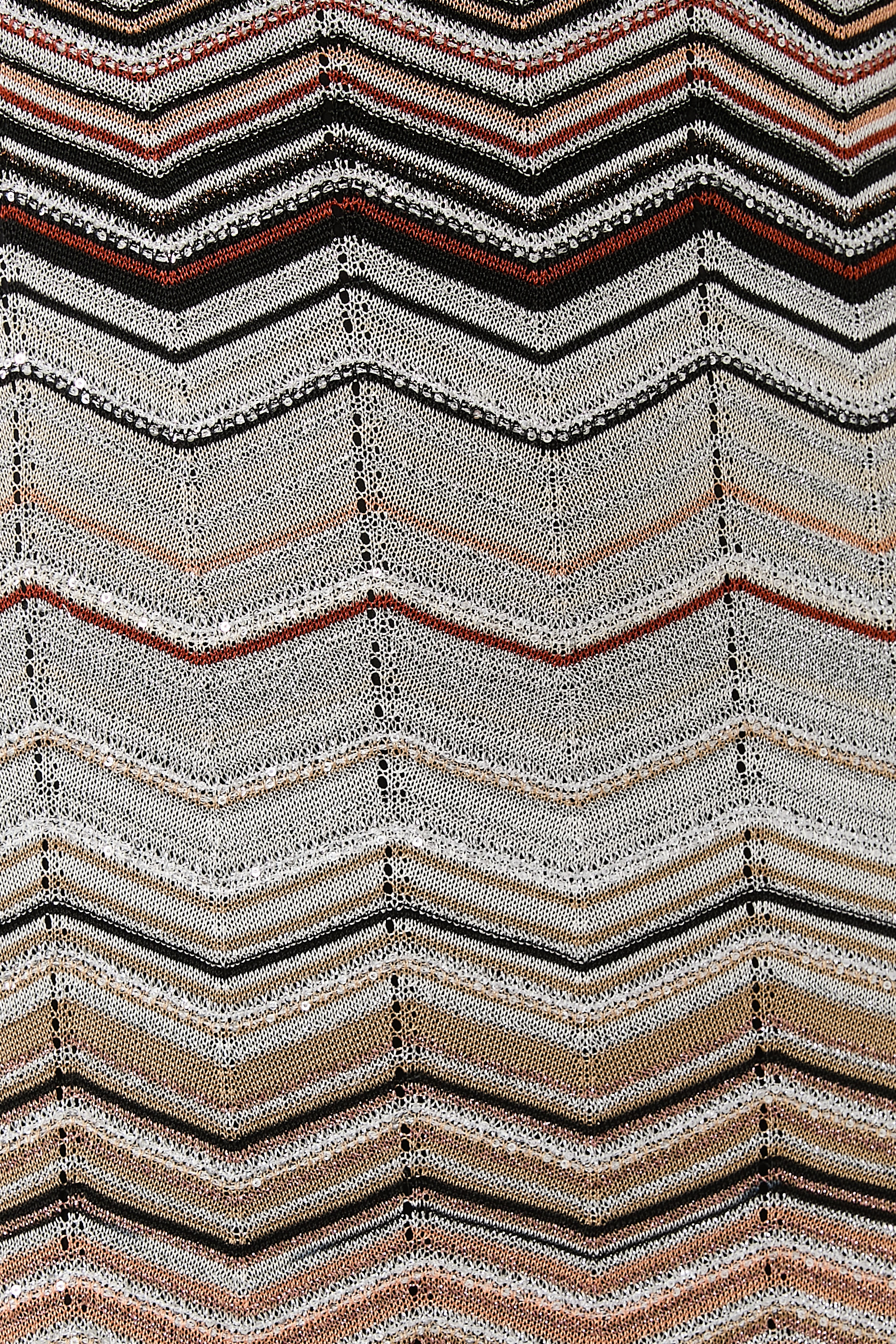 فستان طويل بكتف مكشوف بنمط شيفرون مزين بترتر