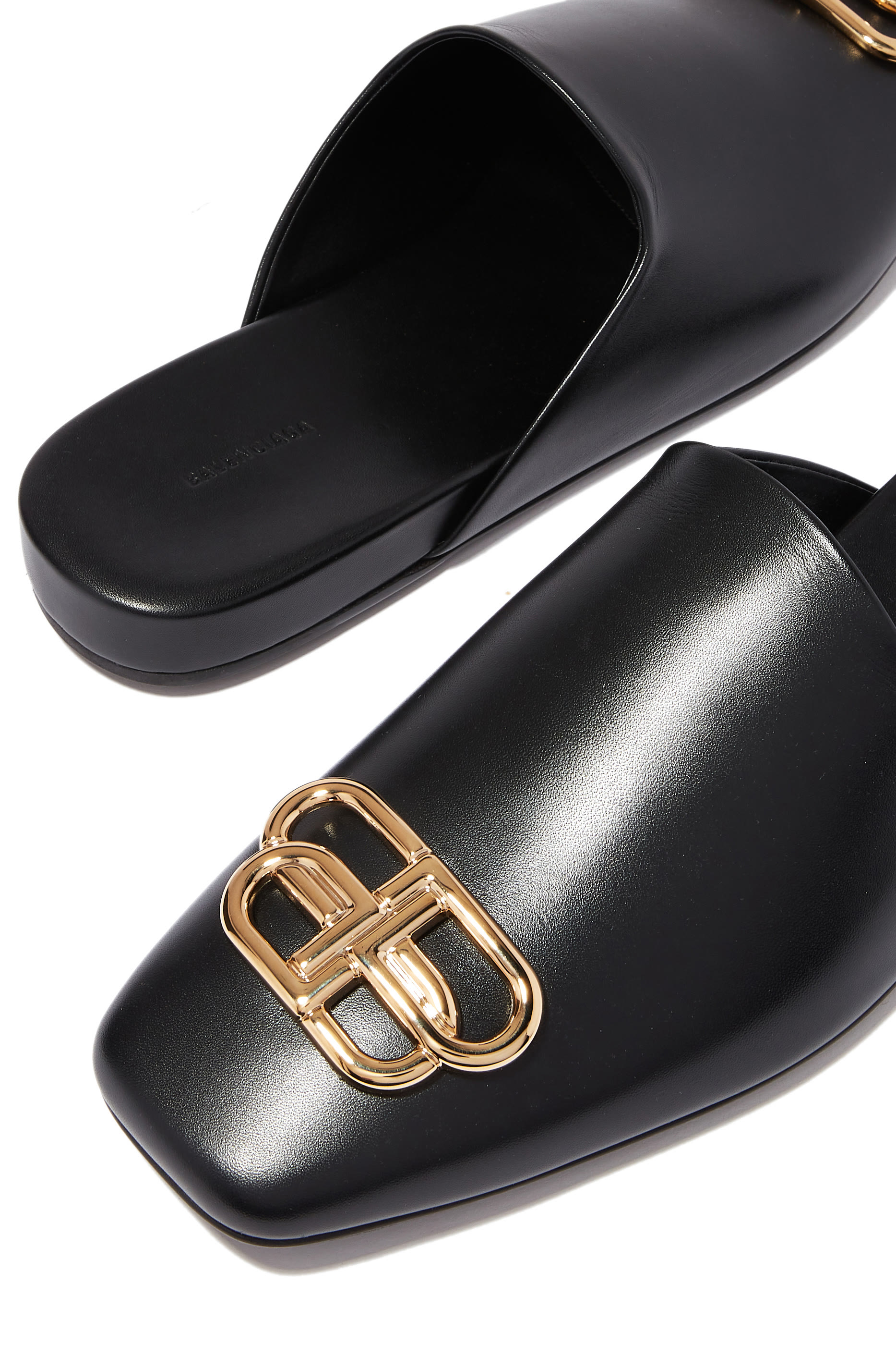 حذاء مريح مفتوح من الخلف بشعار حرفي الماركة