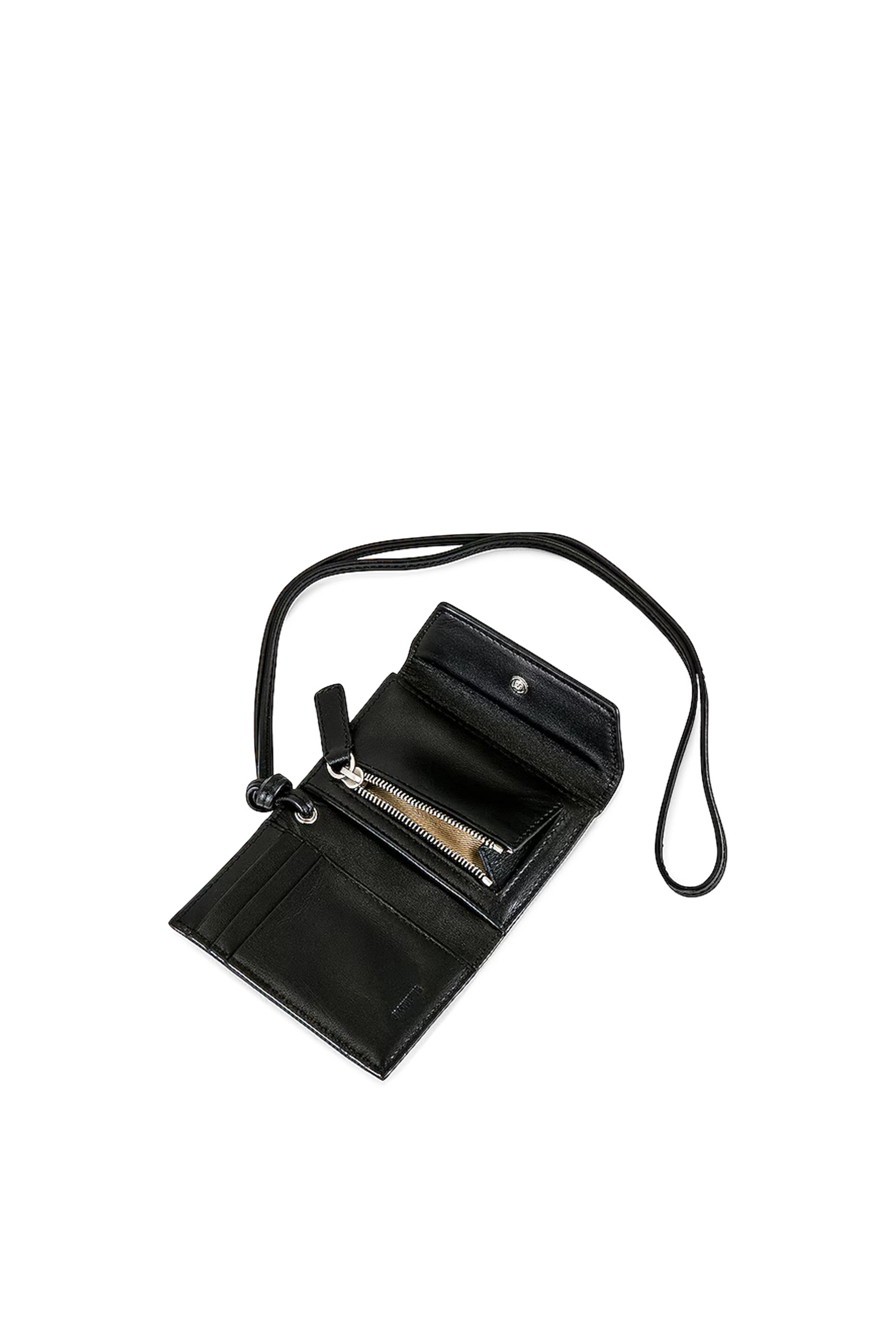 محفظة بتصميم ظرف