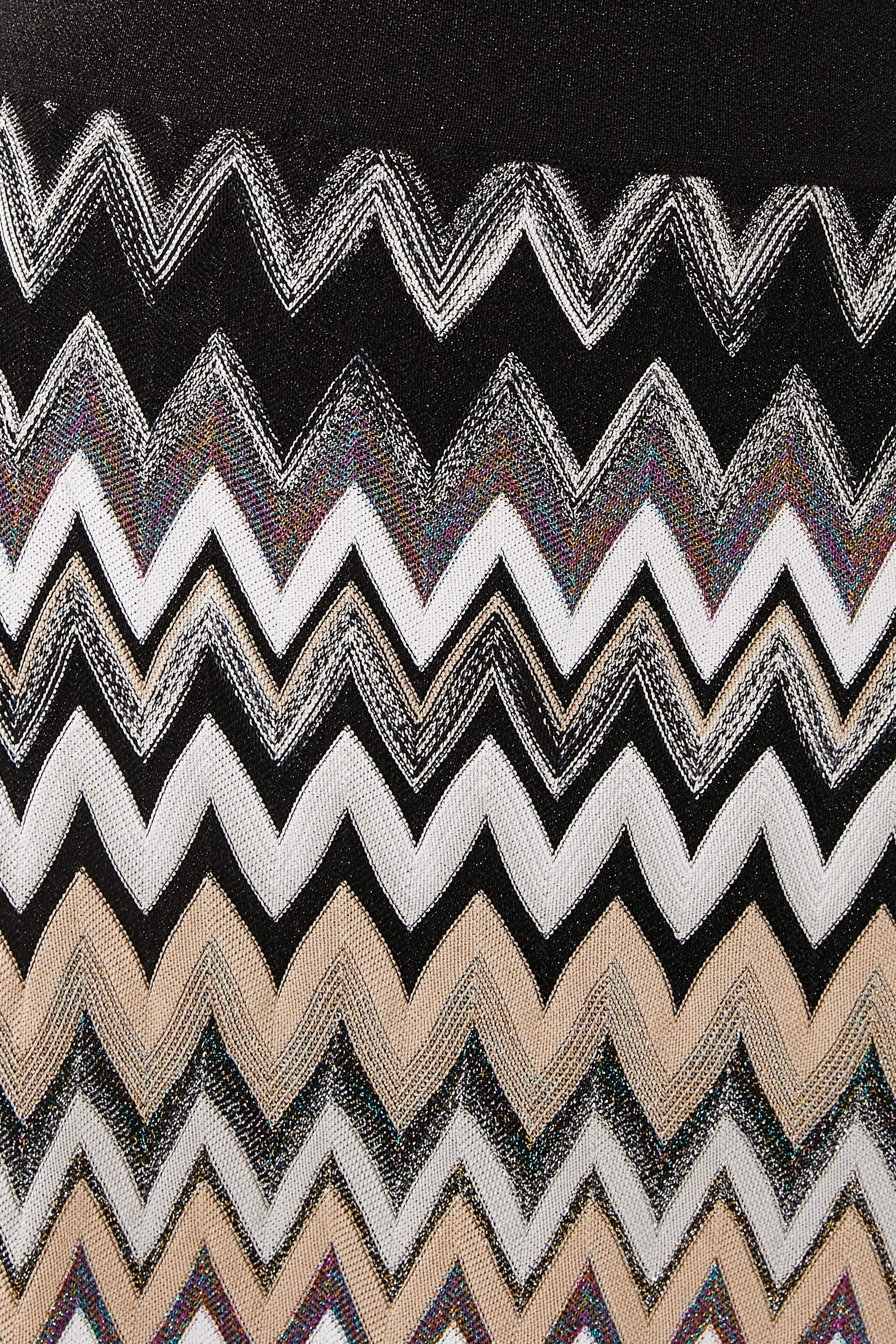 تنورة طويلة بنقشة خطوط متعرجة لامعة