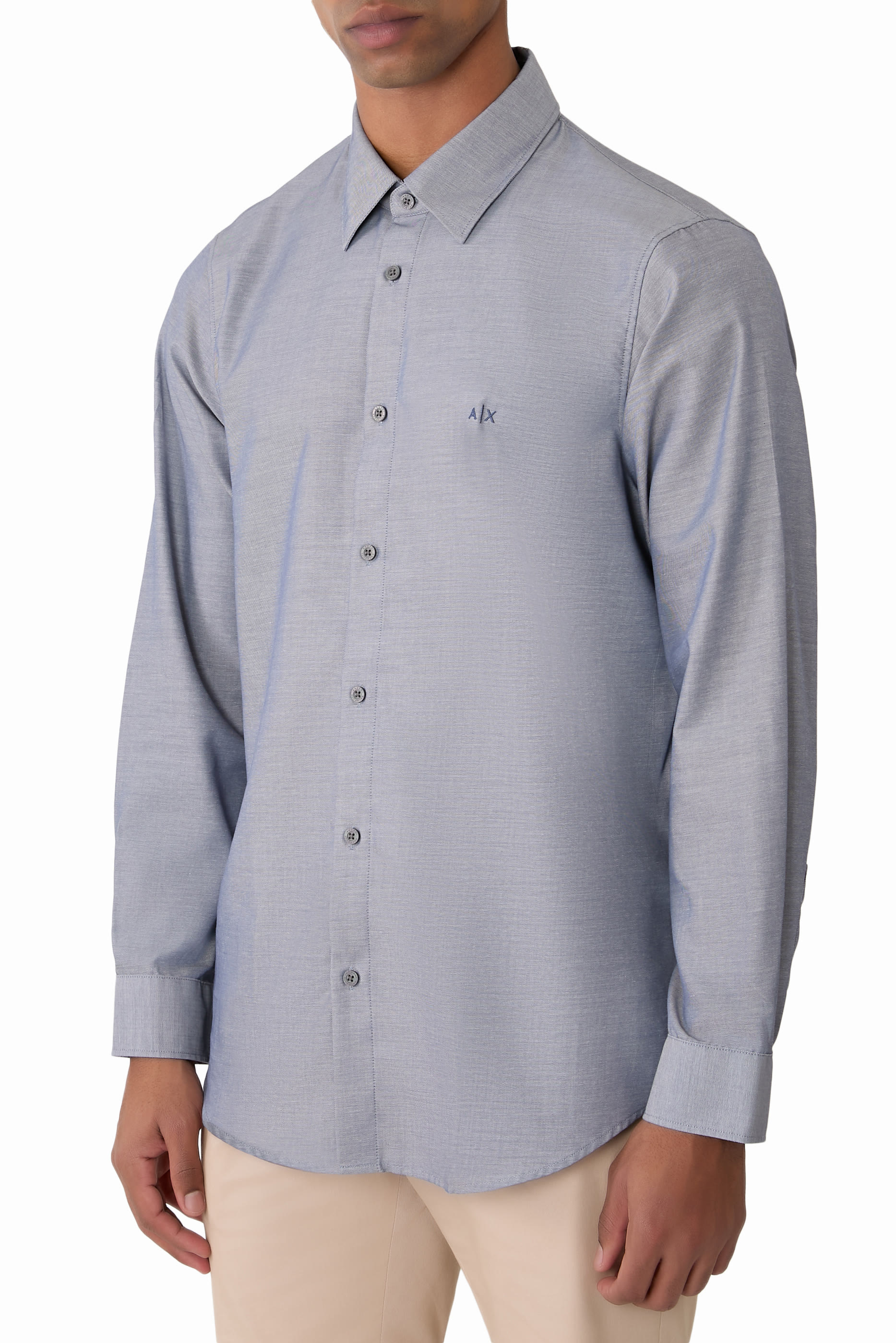 قميص بأكمام طويلة وشعار الماركة