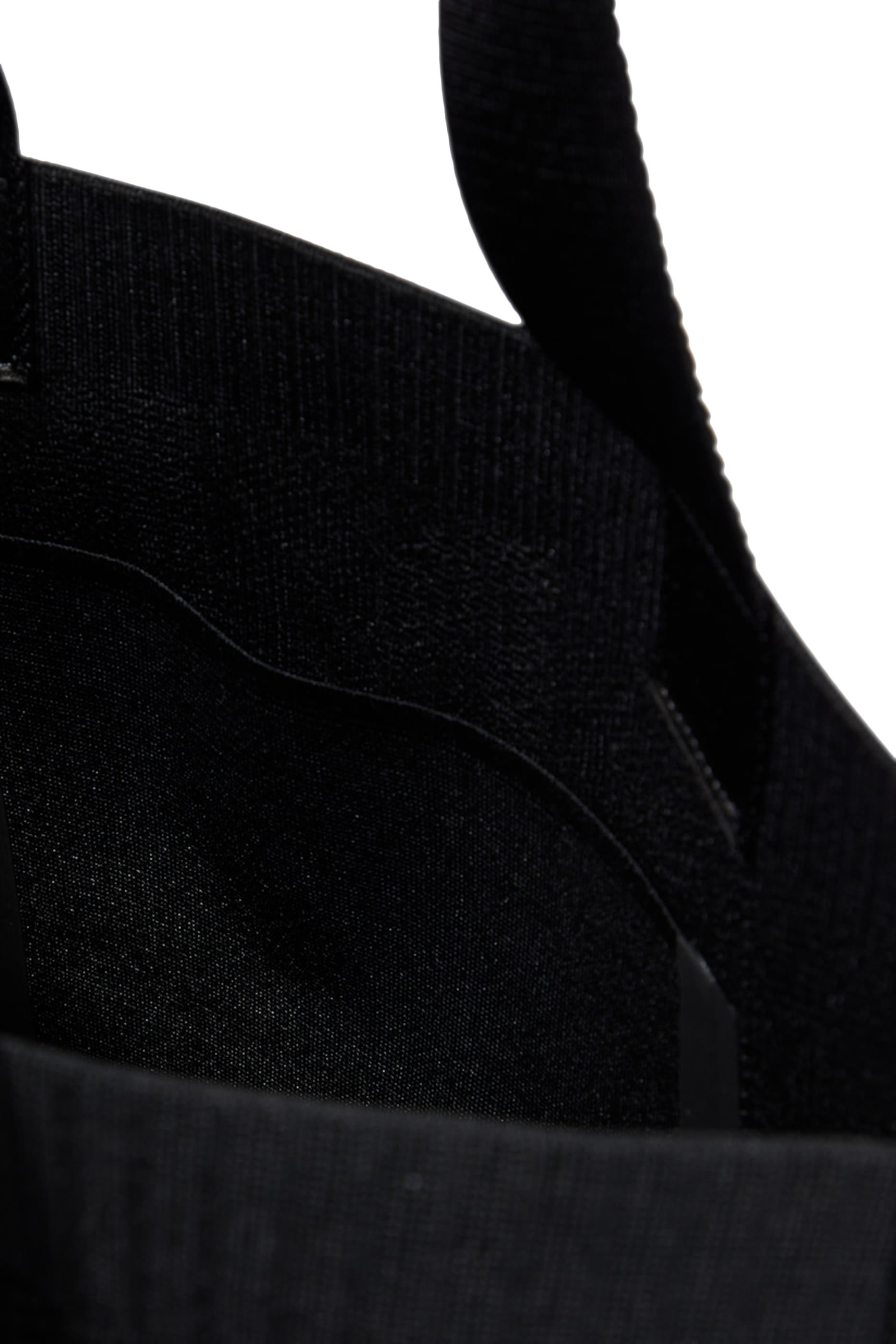 حقيبة يد منسوجة بشعار الماركة