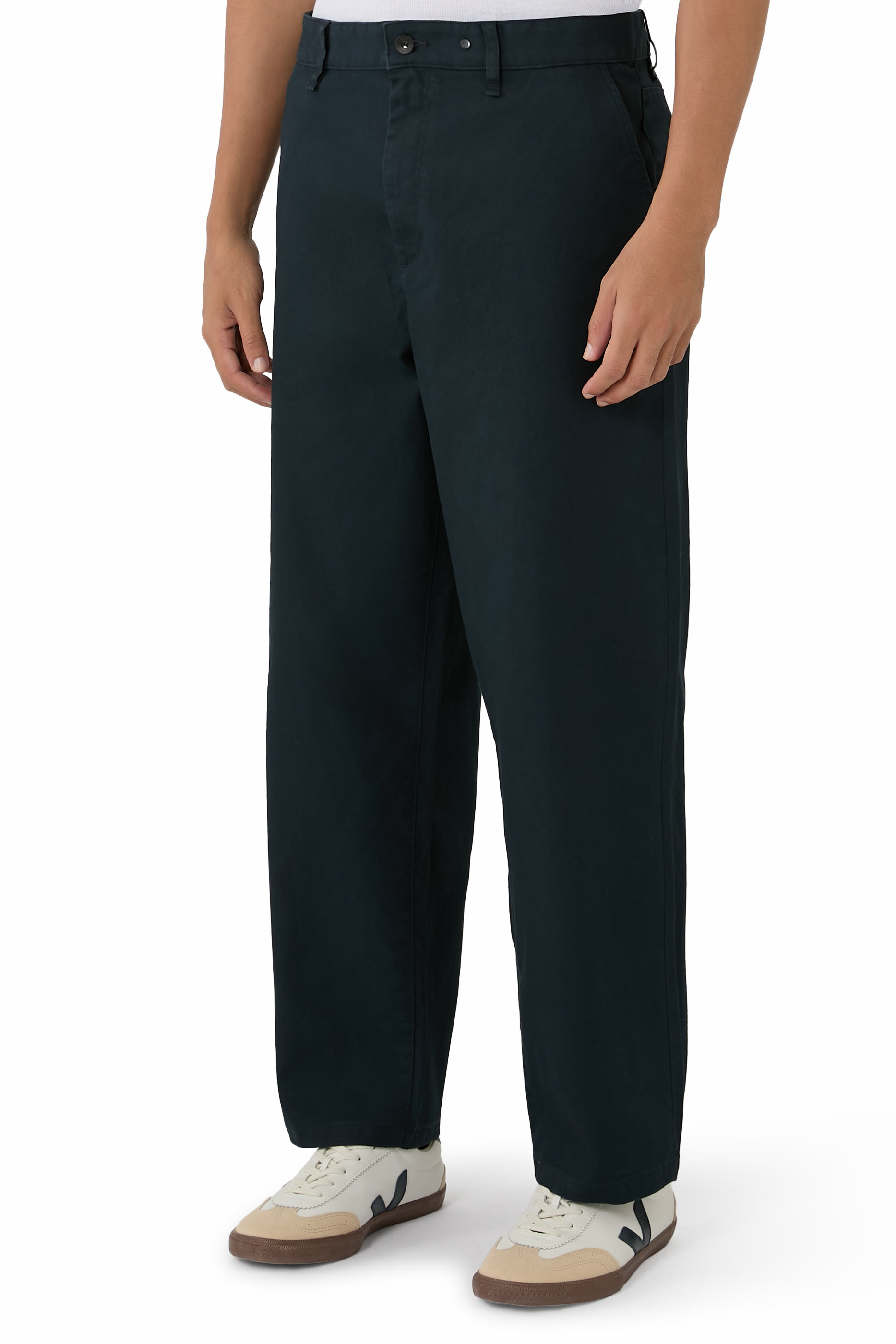 بنطال تشينو بقصة واسعة