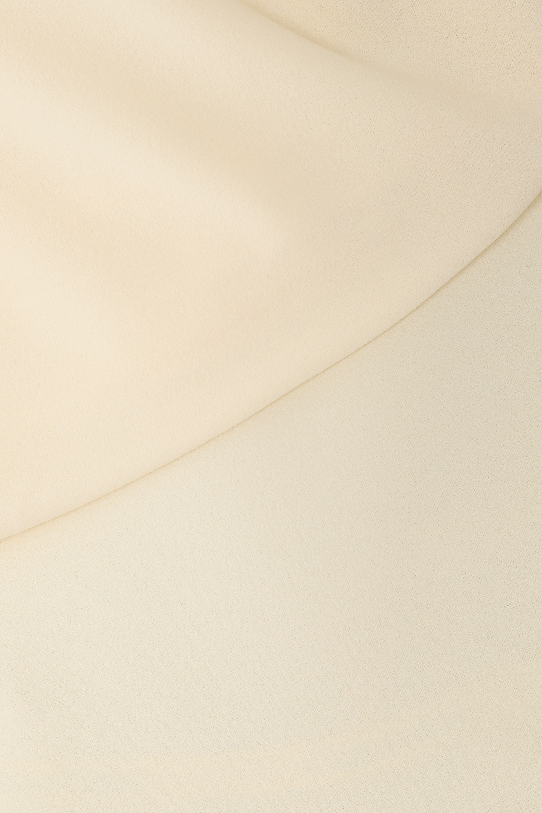 فستان طويل بياقة عالية وتفاصيل درابيه