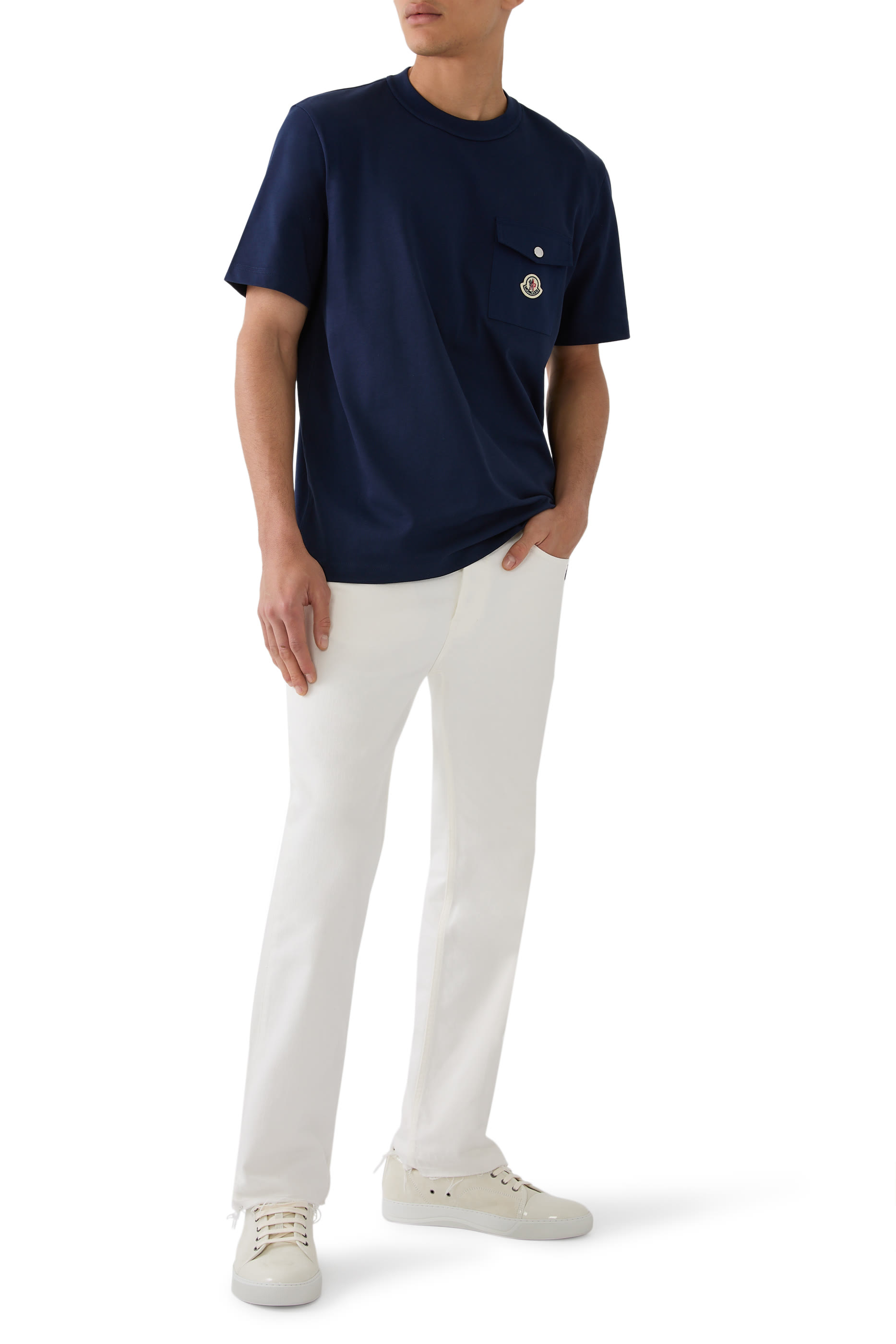 تيشيرت بأكمام قصيرة وشعار الماركة