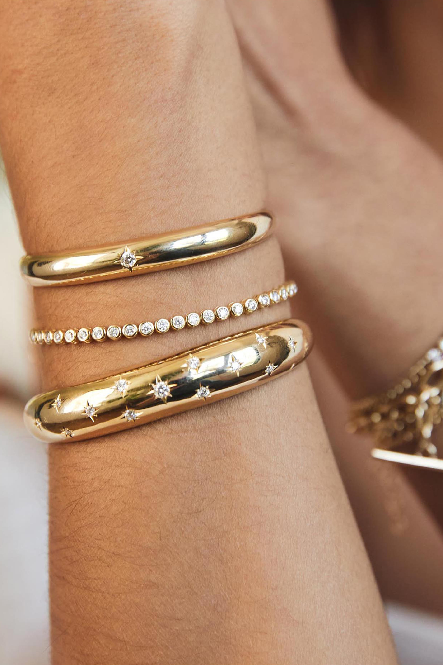 سوار أورا متوسط بتصميم مفتوح مزين بنقشات نجوم والماس، ذهب أصفر عيار 14