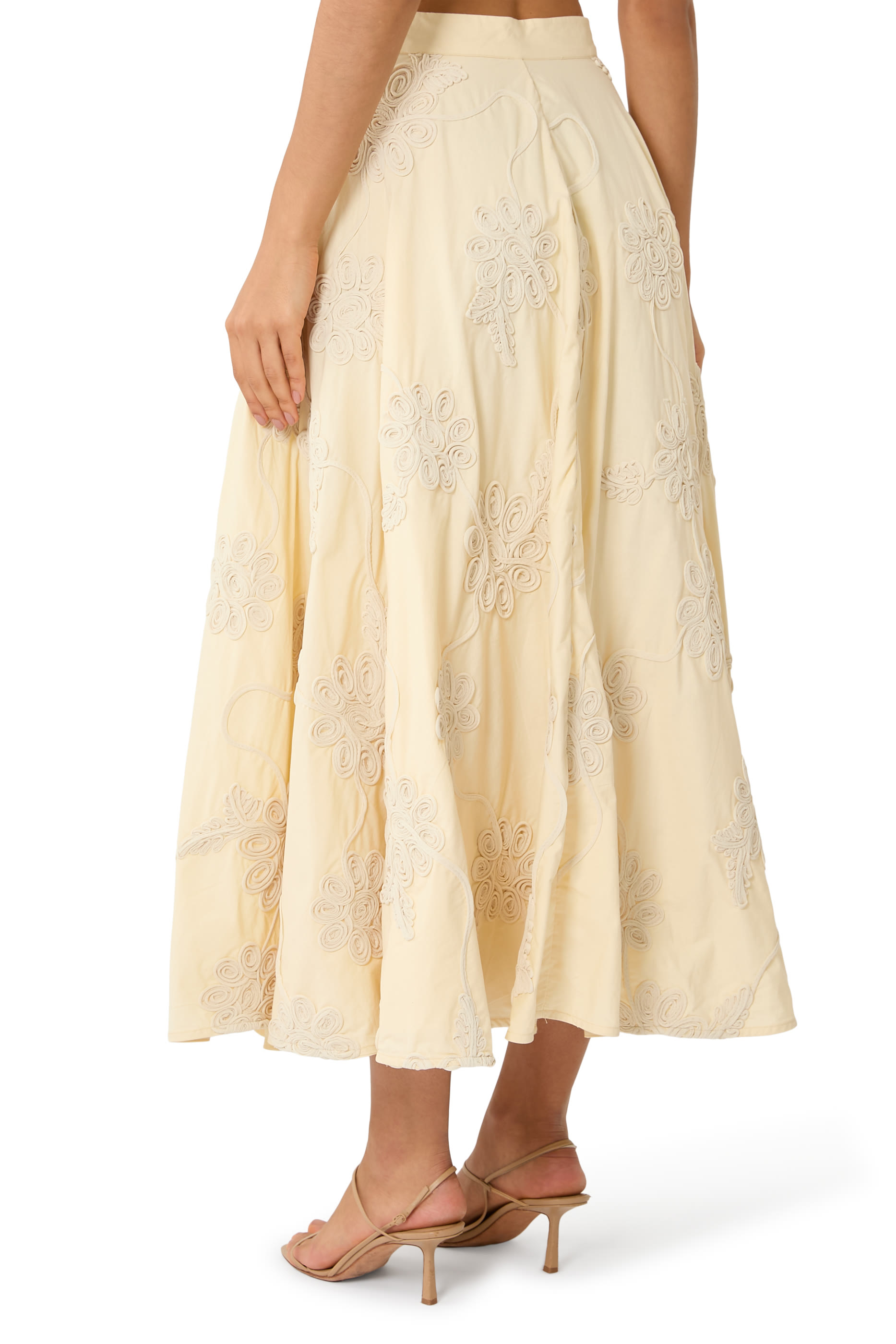 تنورة طويلة بتطريزات زهور