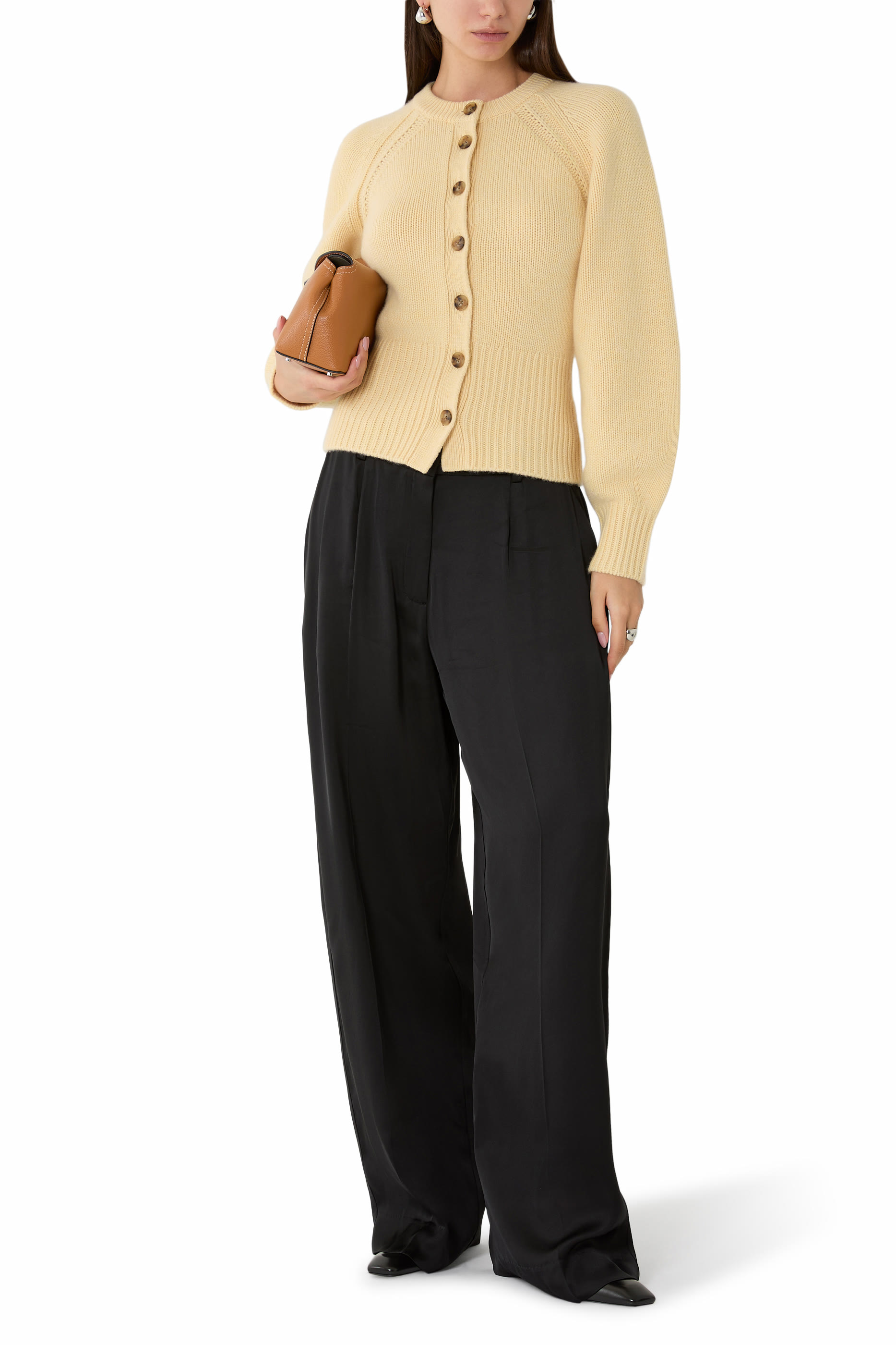 بنطال بقصة واسعة ساتان