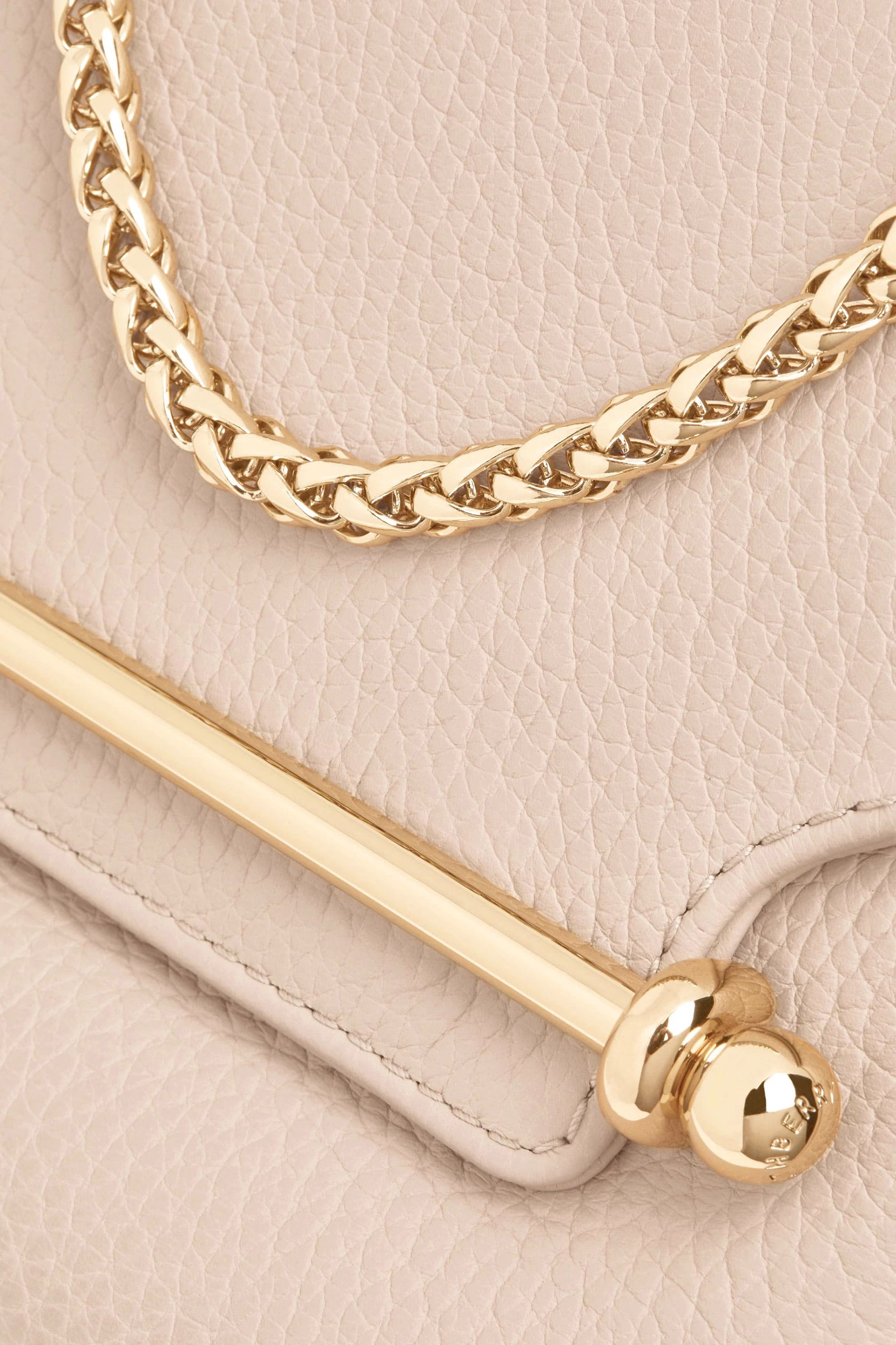 حقيبة كتف إيست ويست صغيرة جلد بارز الملمس