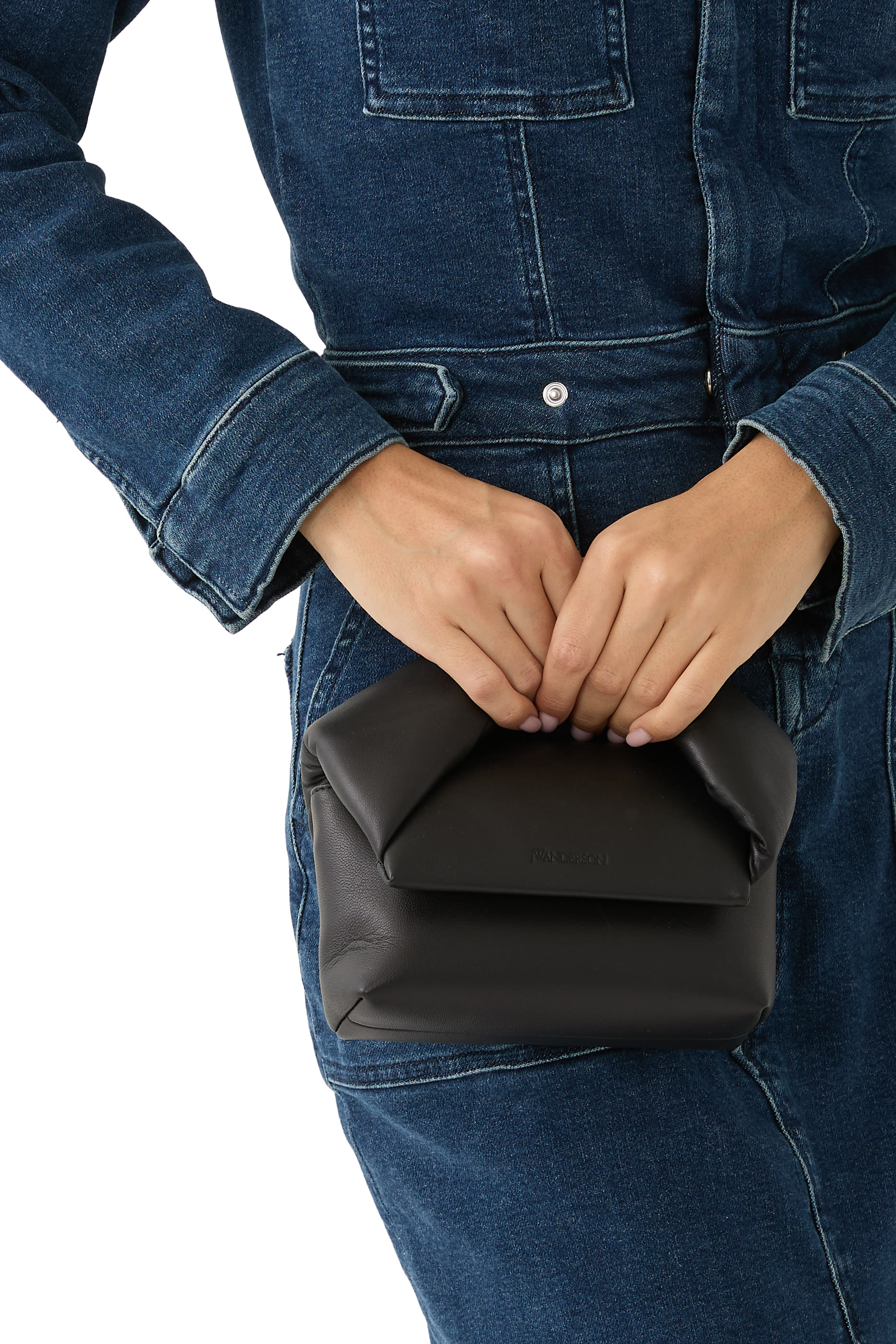 حقيبة صغيرة بتفاصيل مجدولة جلد