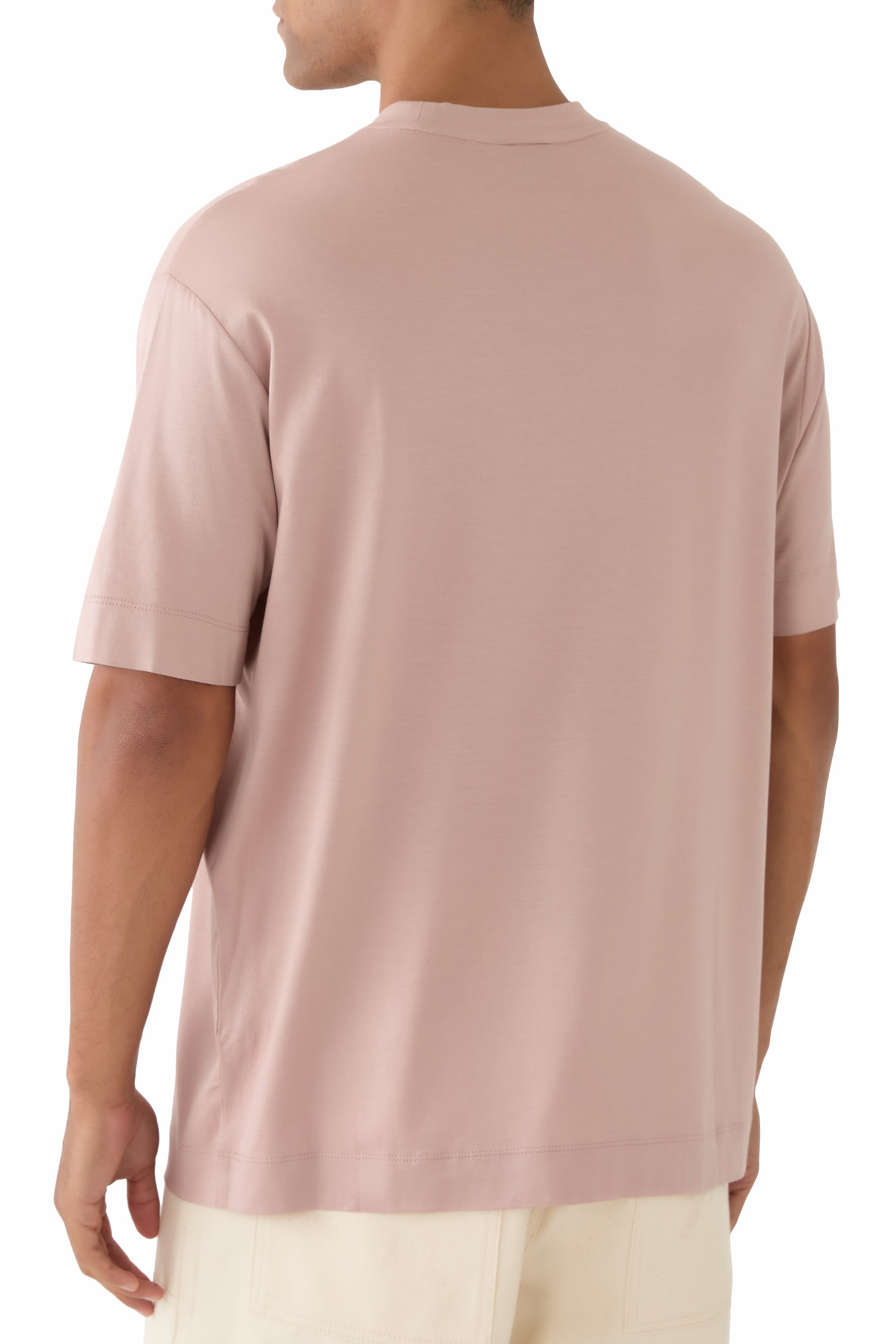 تيشيرت بأكمام قصيرة وشعار الماركة