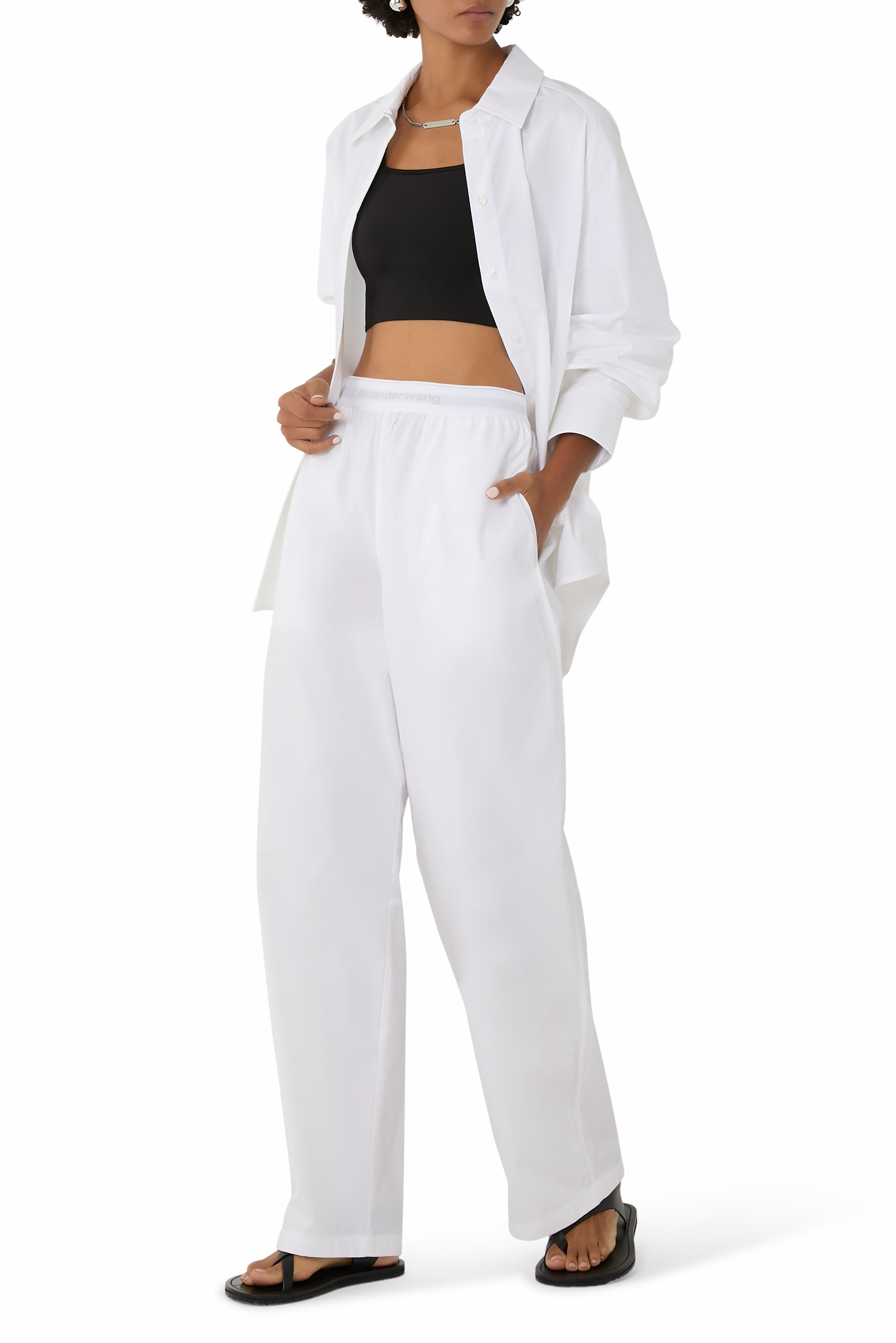 بنطال بخصر مطاطي وشعار الماركة