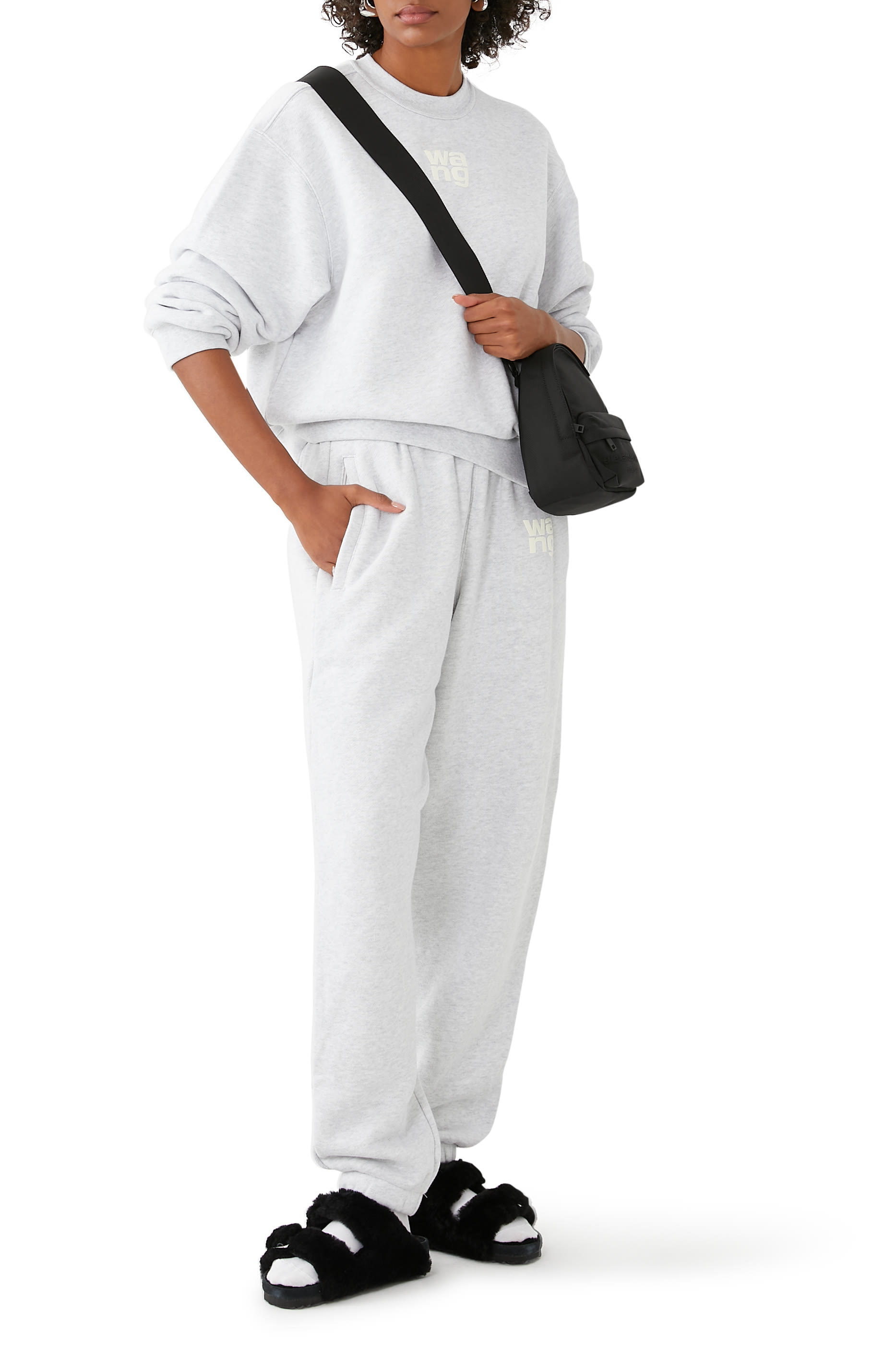 بنطال رياضي ايسنشال بشعار الماركة بتصميم منفوخ تيري