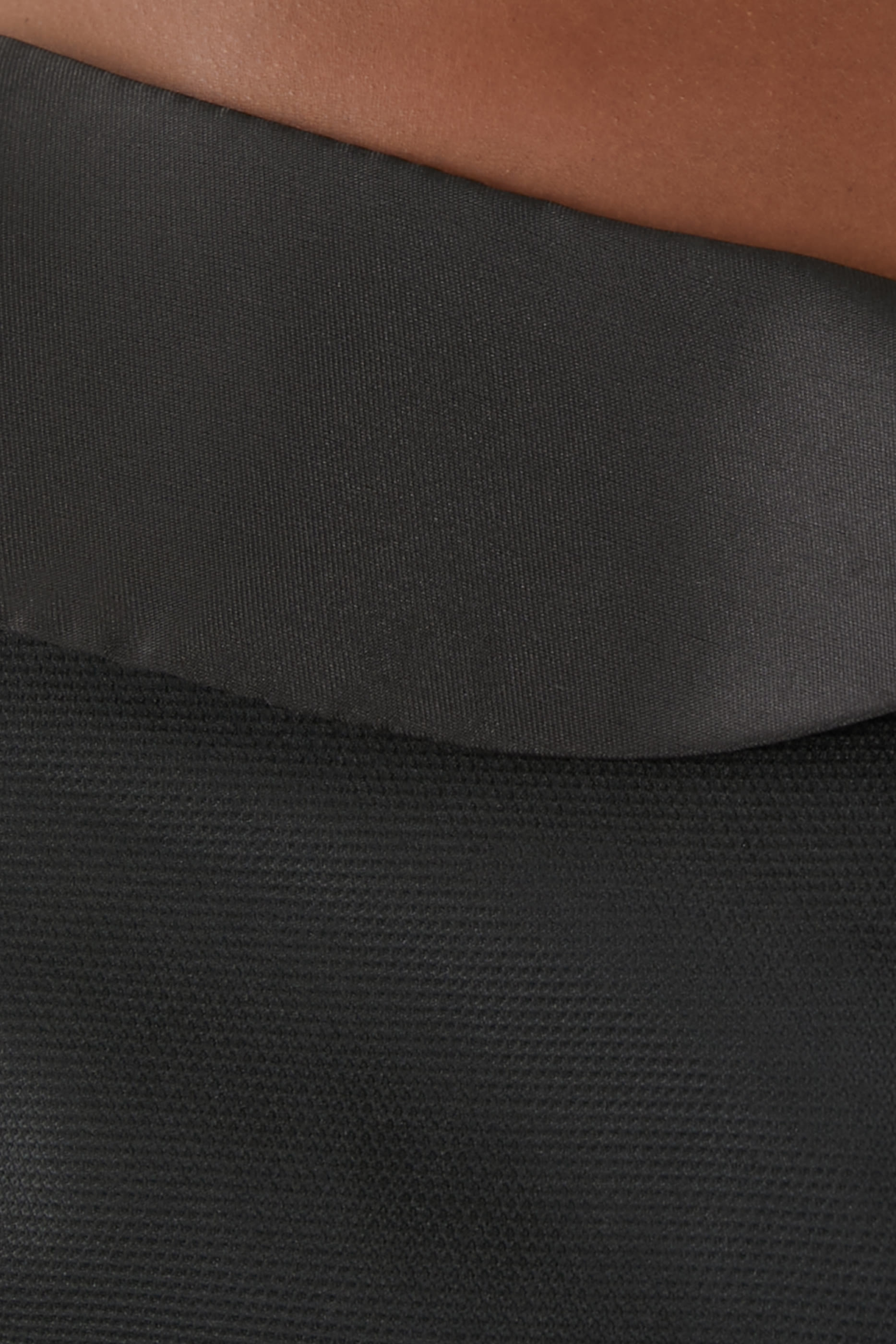 فستان سهرة بلا حمالات بتصميم غير متماثل