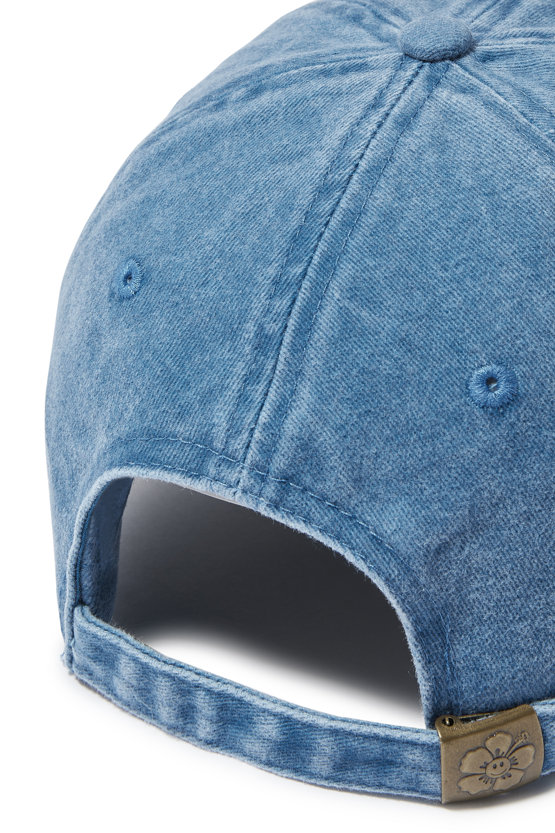 كاب مطرز بزهرة كركديه ضاحكة