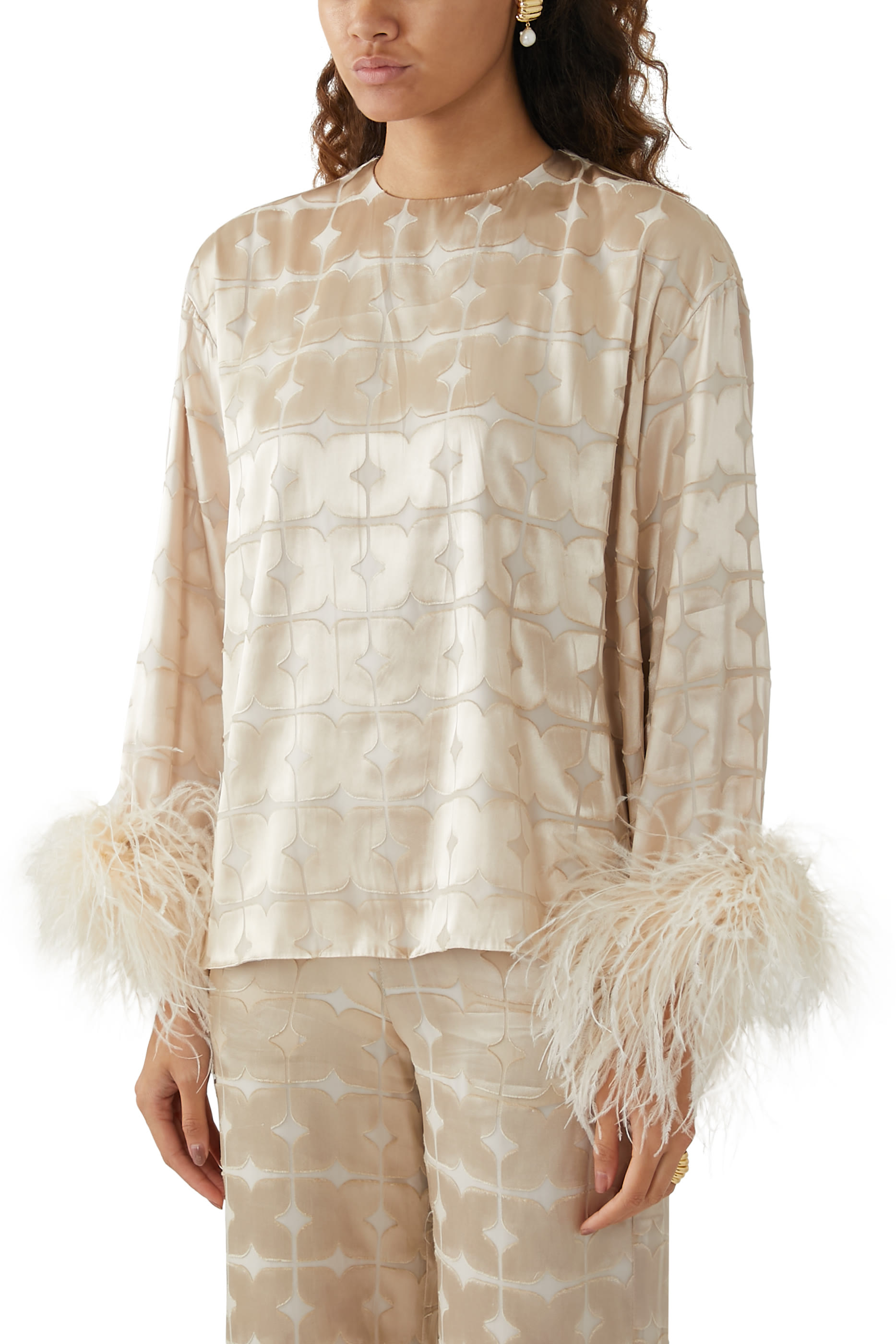 بلوزة بأساور مزينة بالريش على الحافة