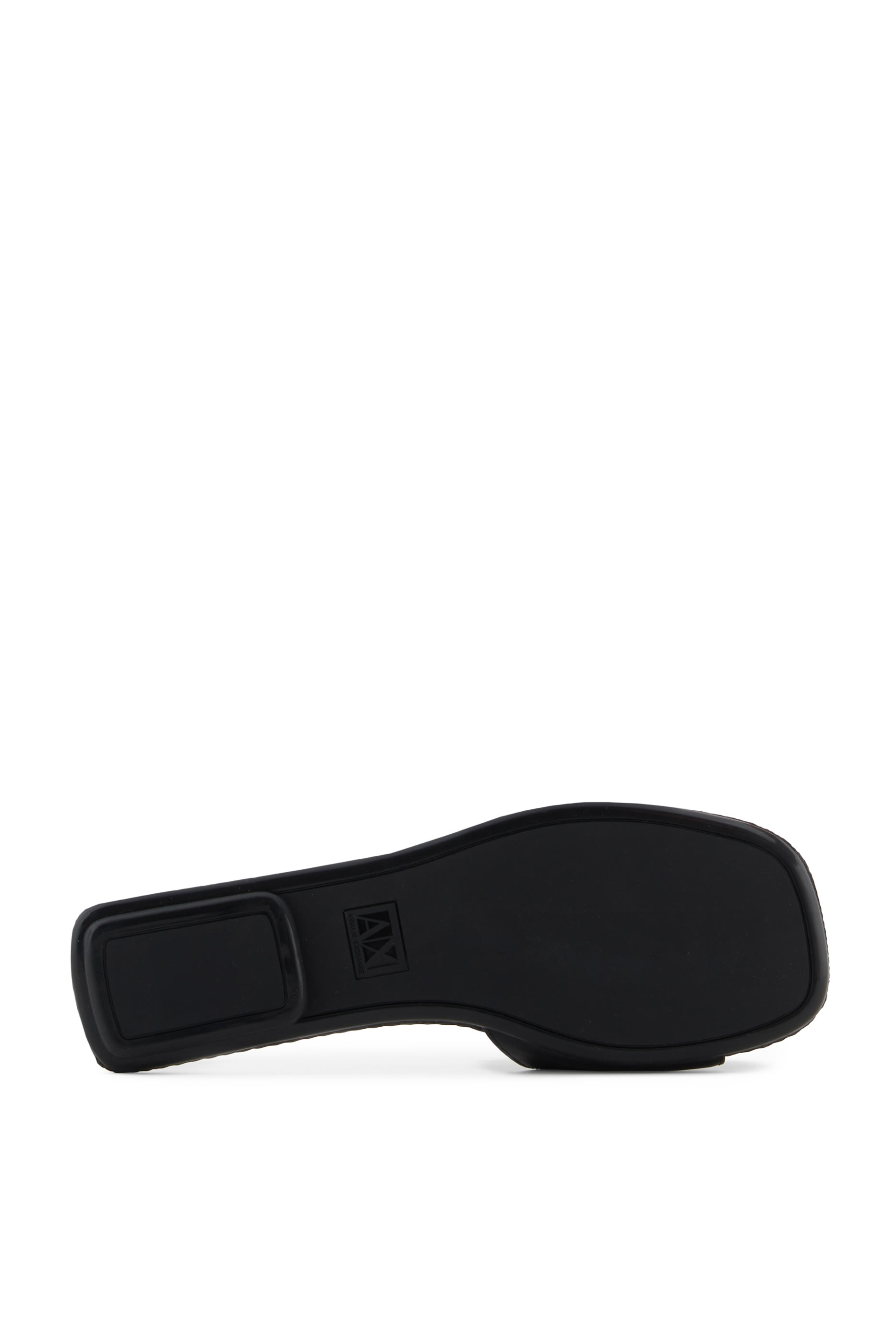 حذاء مفتوح بشعار الماركة