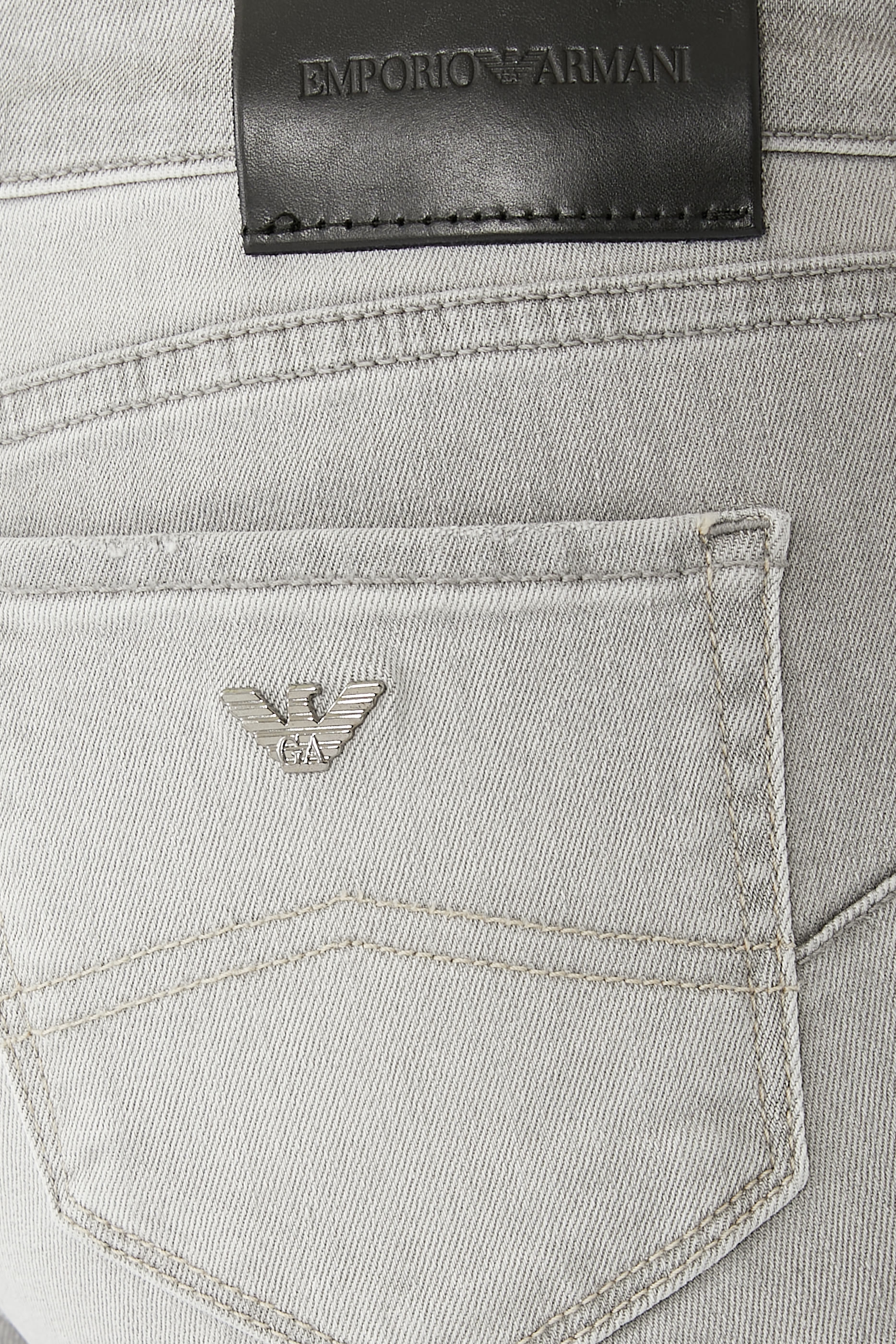 بنطال جينز بقصة سكيني