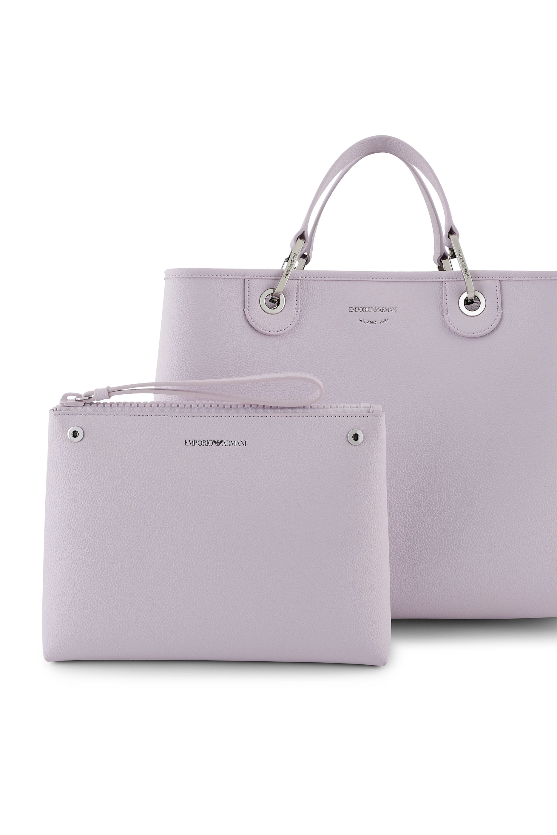 حقيبة يد مزينة بشعار الماركة