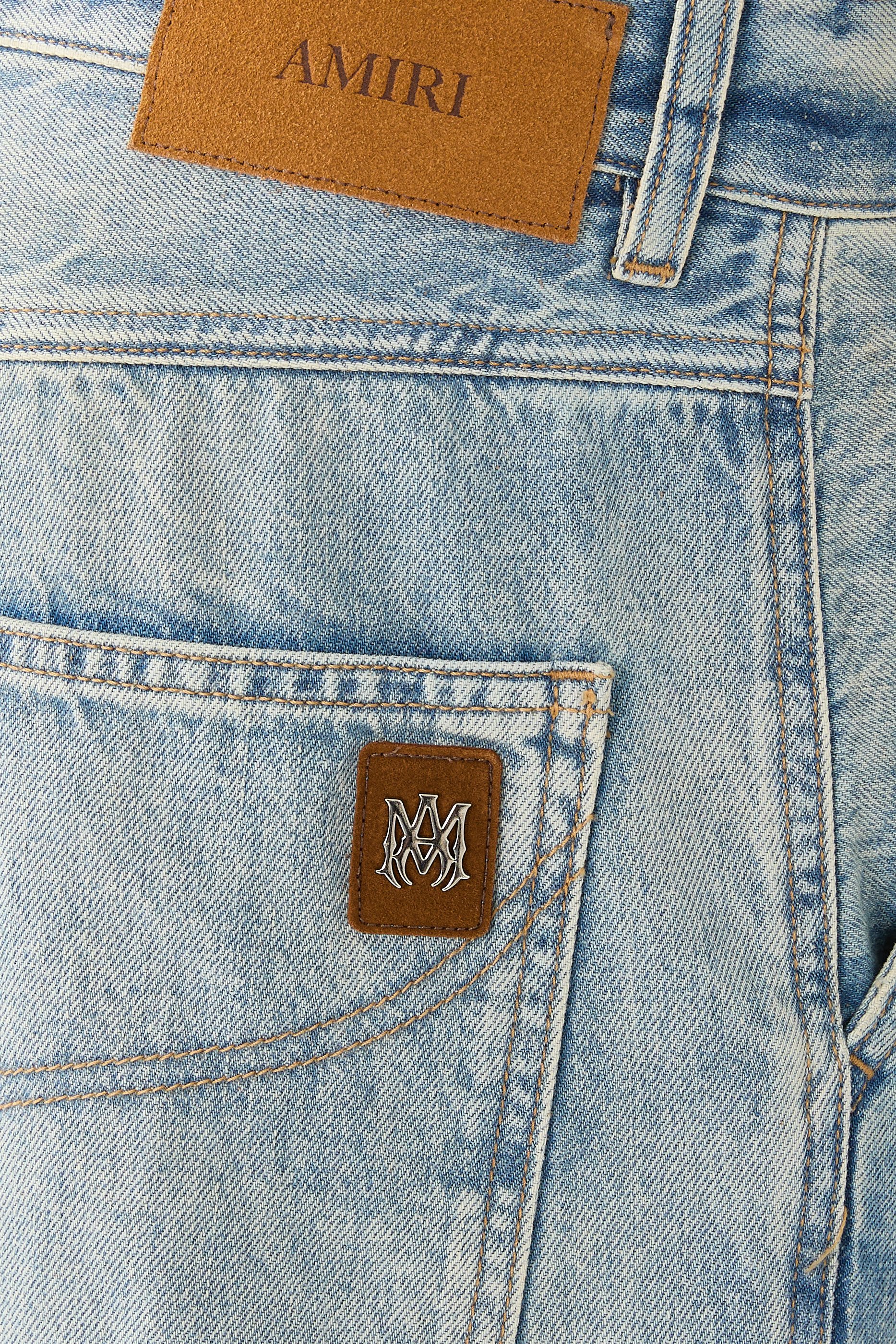 بنطال جينز بقصة واسعة من الأسفل