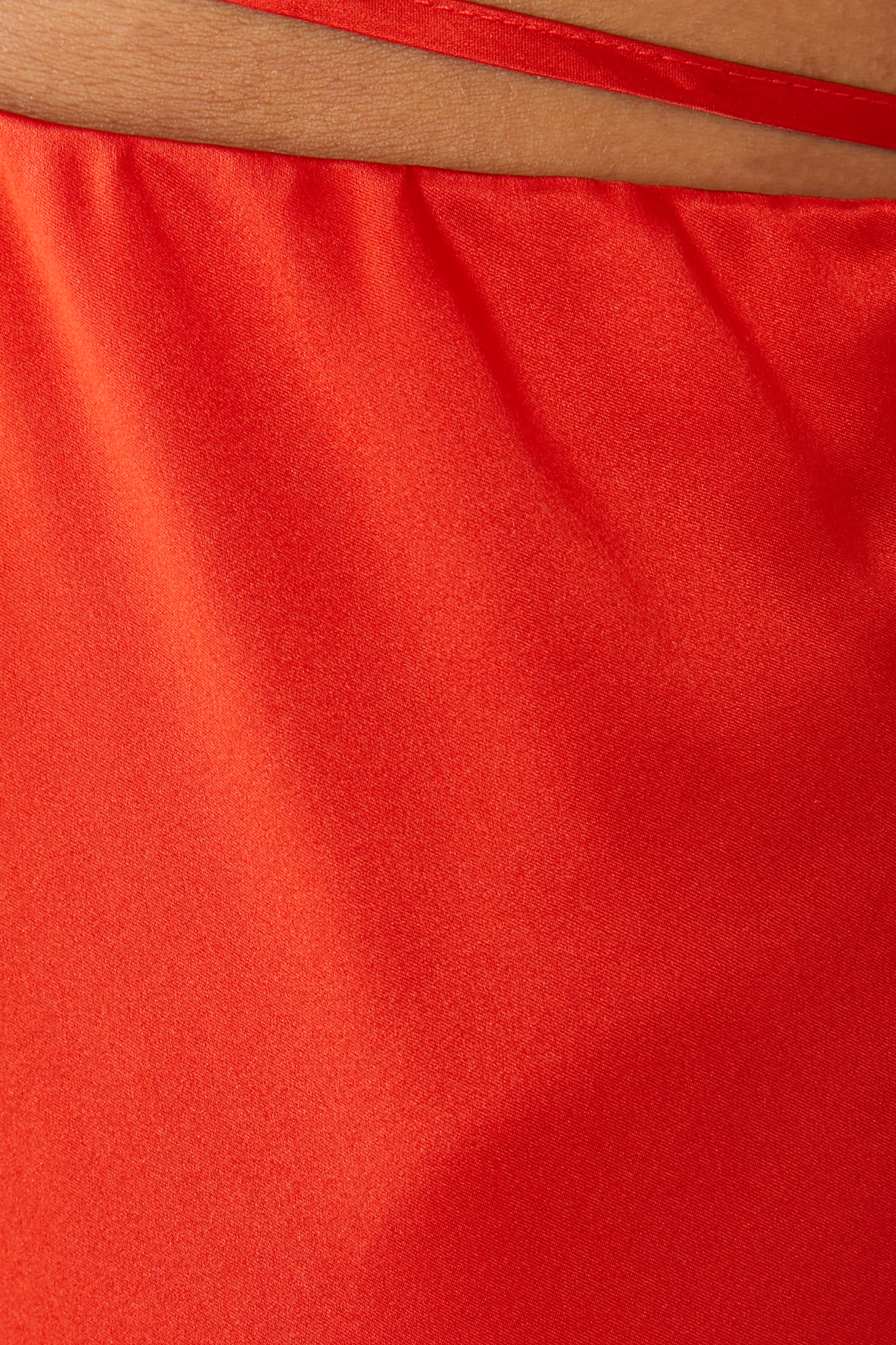 تنورة ميلينا بقصة طويلة مائلة وأربطة حرير