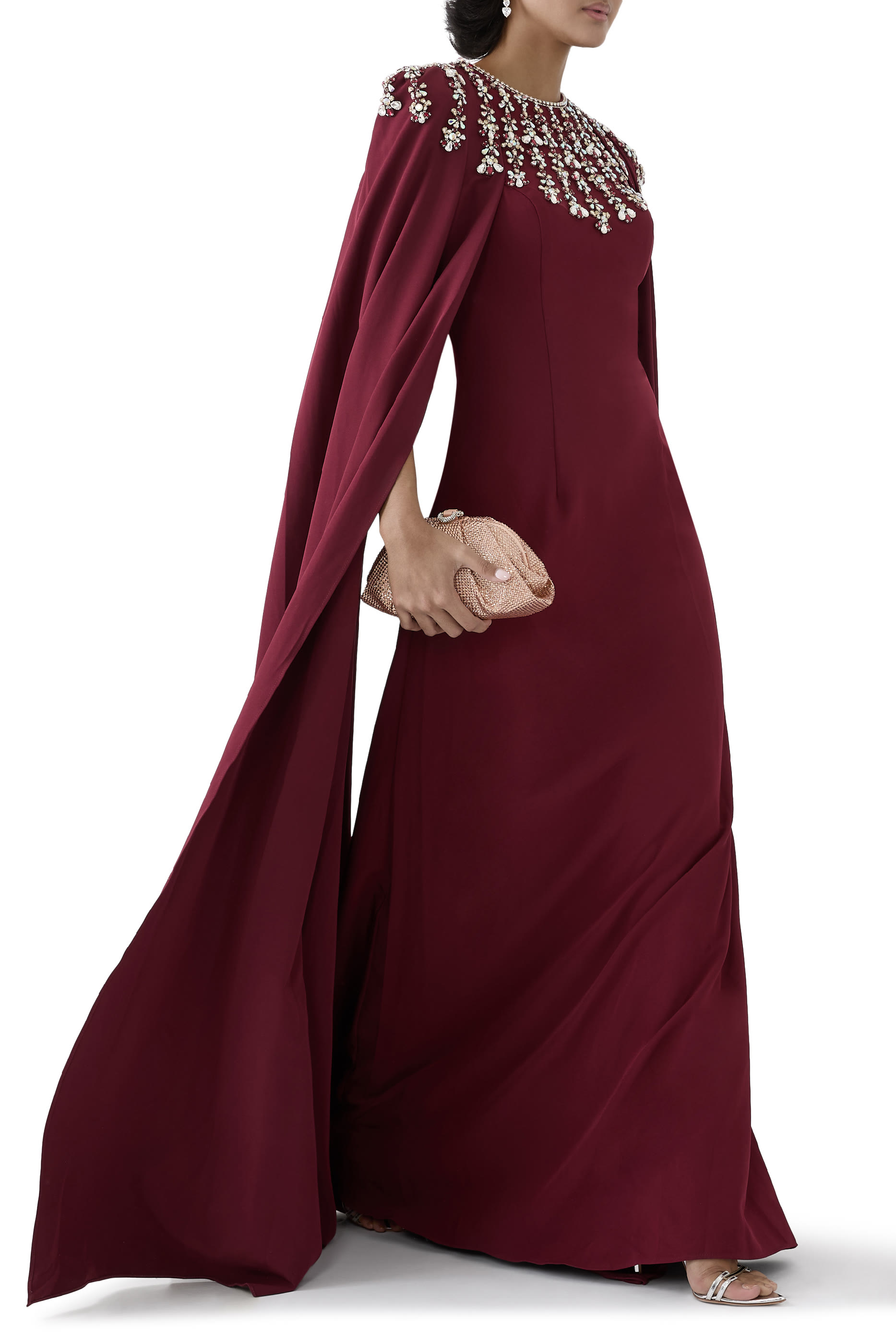 فستان سهرة بأكمام كاب وتطريزات