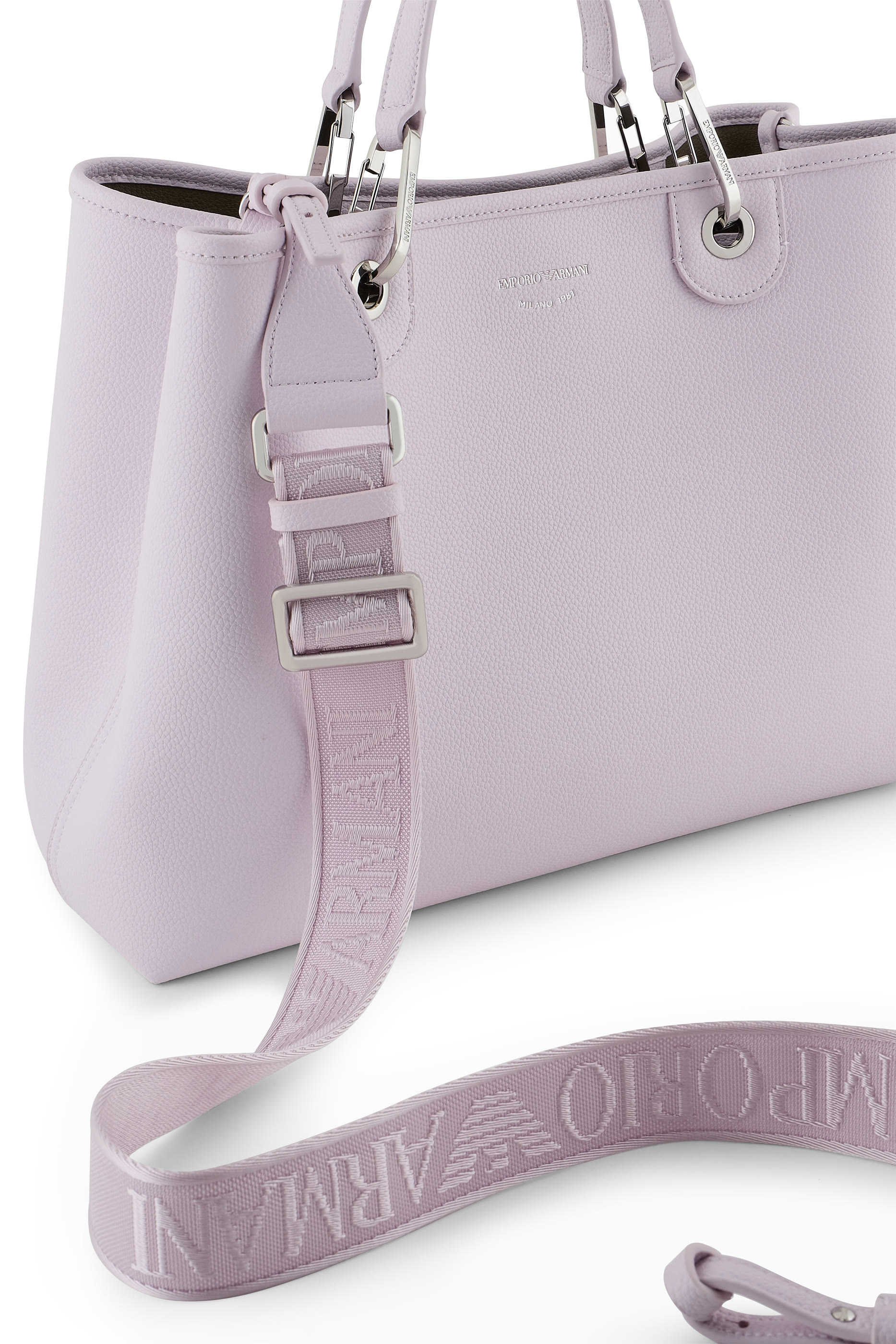 حقيبة يد مزينة بشعار الماركة