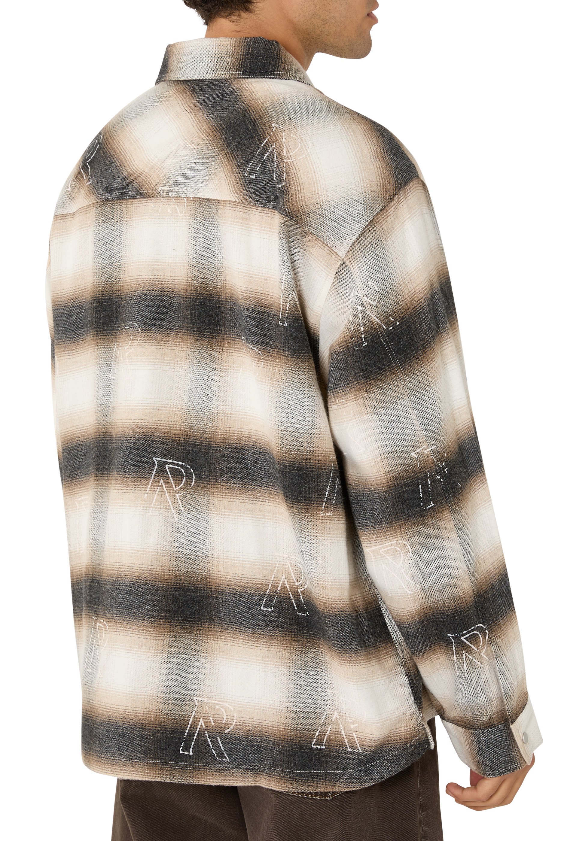 قميص فلانيل مزين كليا بنقشة حرف شعار الماركة