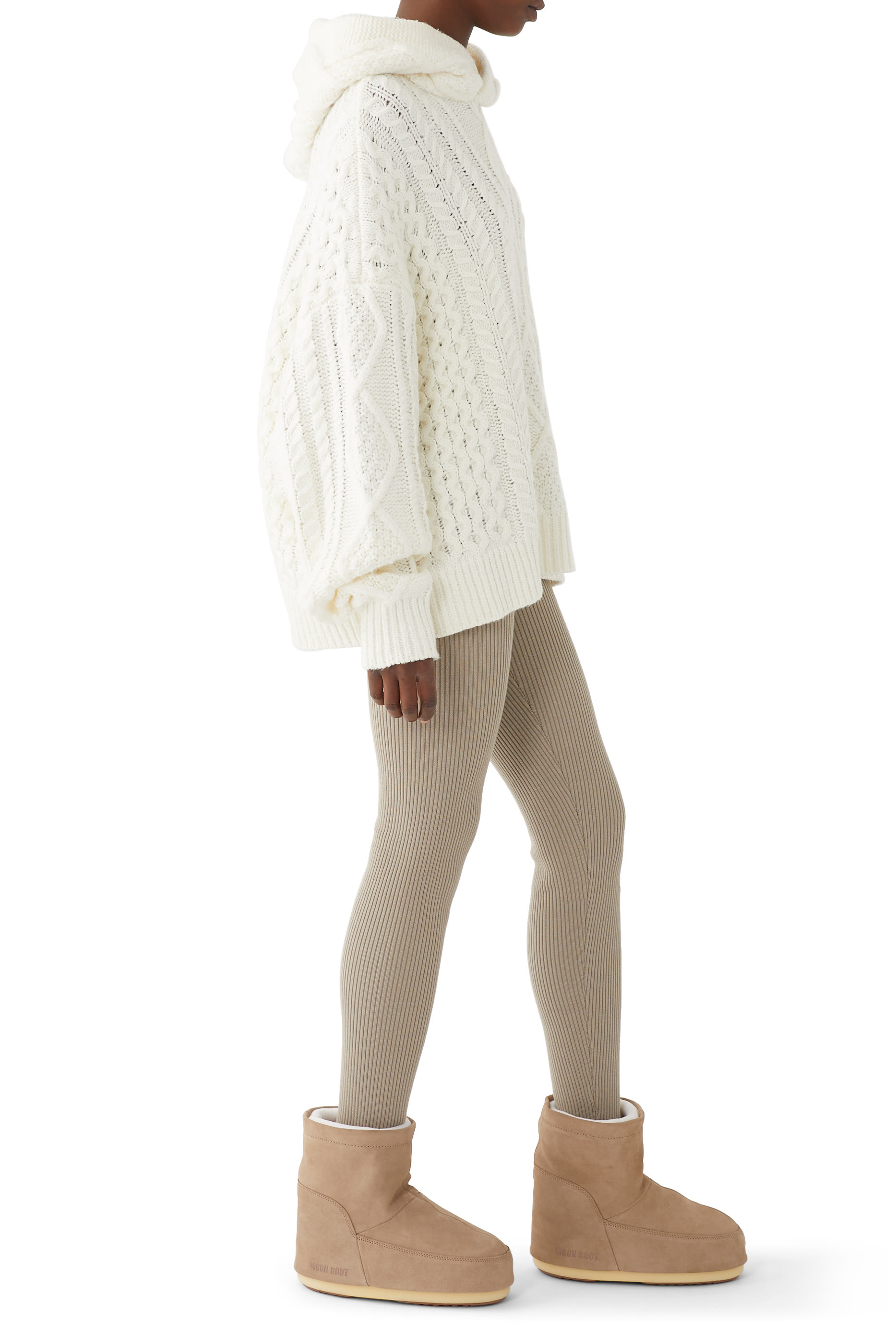 حذاء بوت مزين بشعار الماركة شمواه