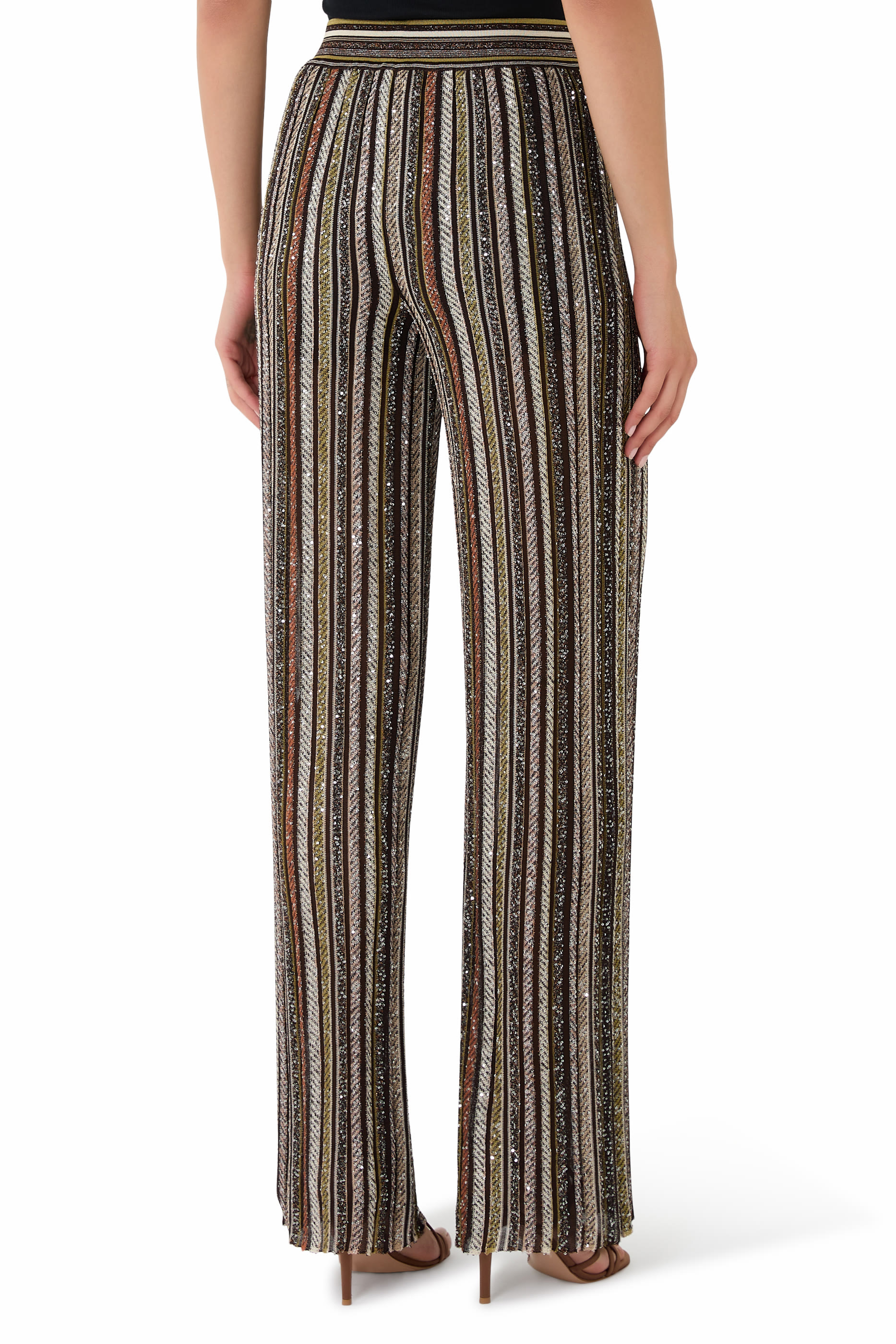 بنطال بنقشة هرينج بون وشعار الماركة خامة منسوجة