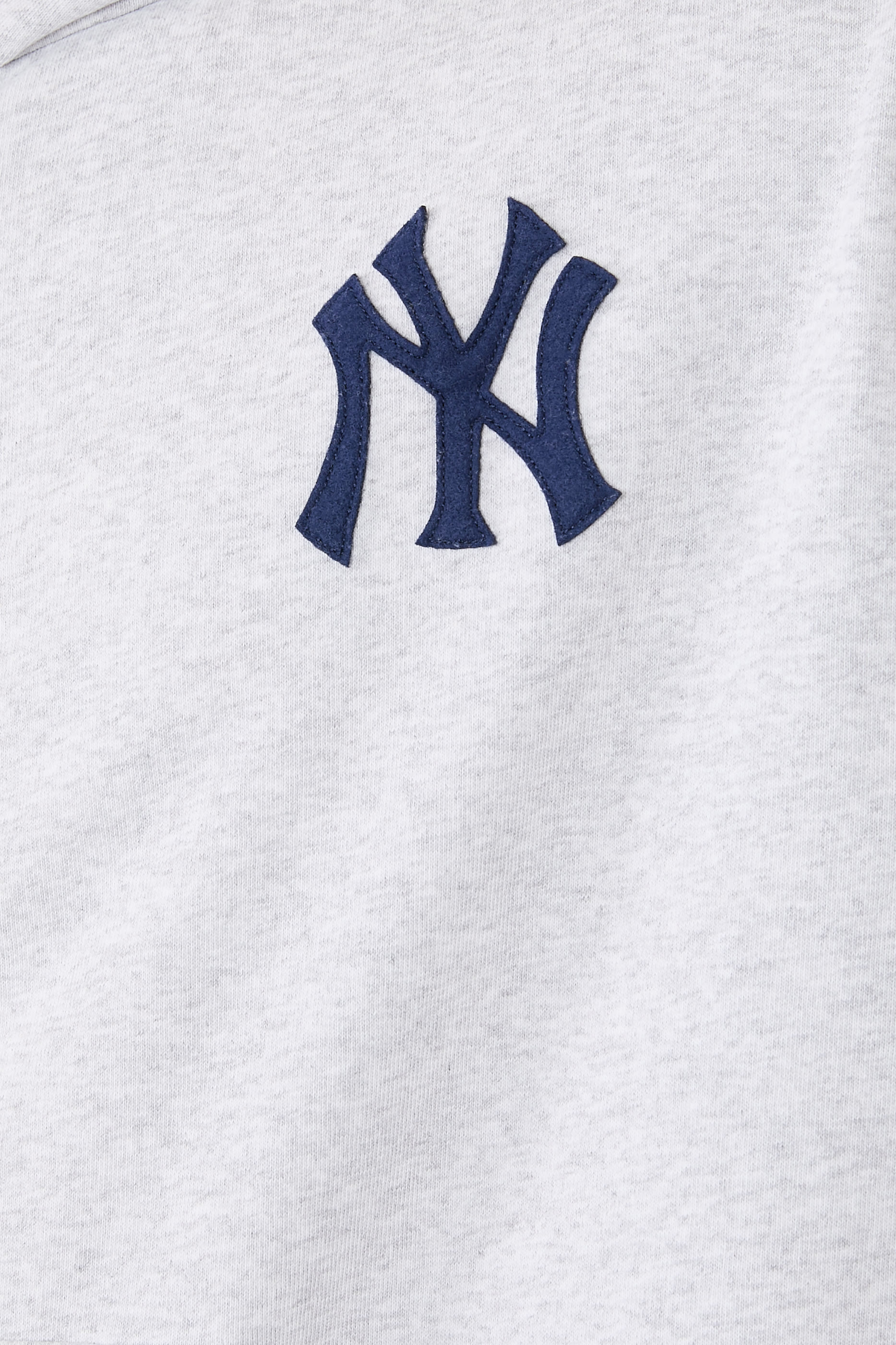 هودي بسحاب وشعار يانكيز الكلاسيكي بخط سيريف