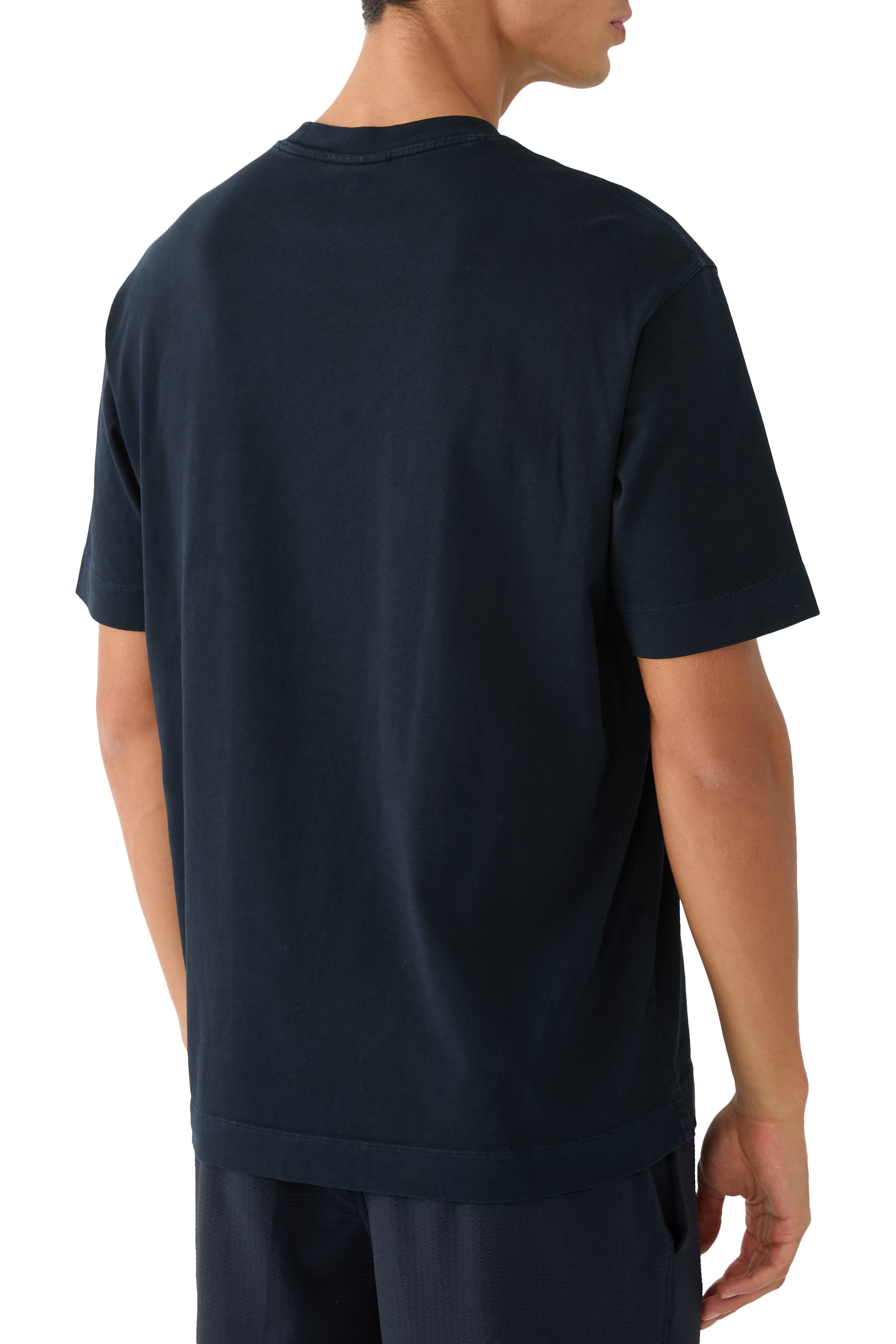 تيشيرت بأكمام قصيرة ورقعة شعار الماركة