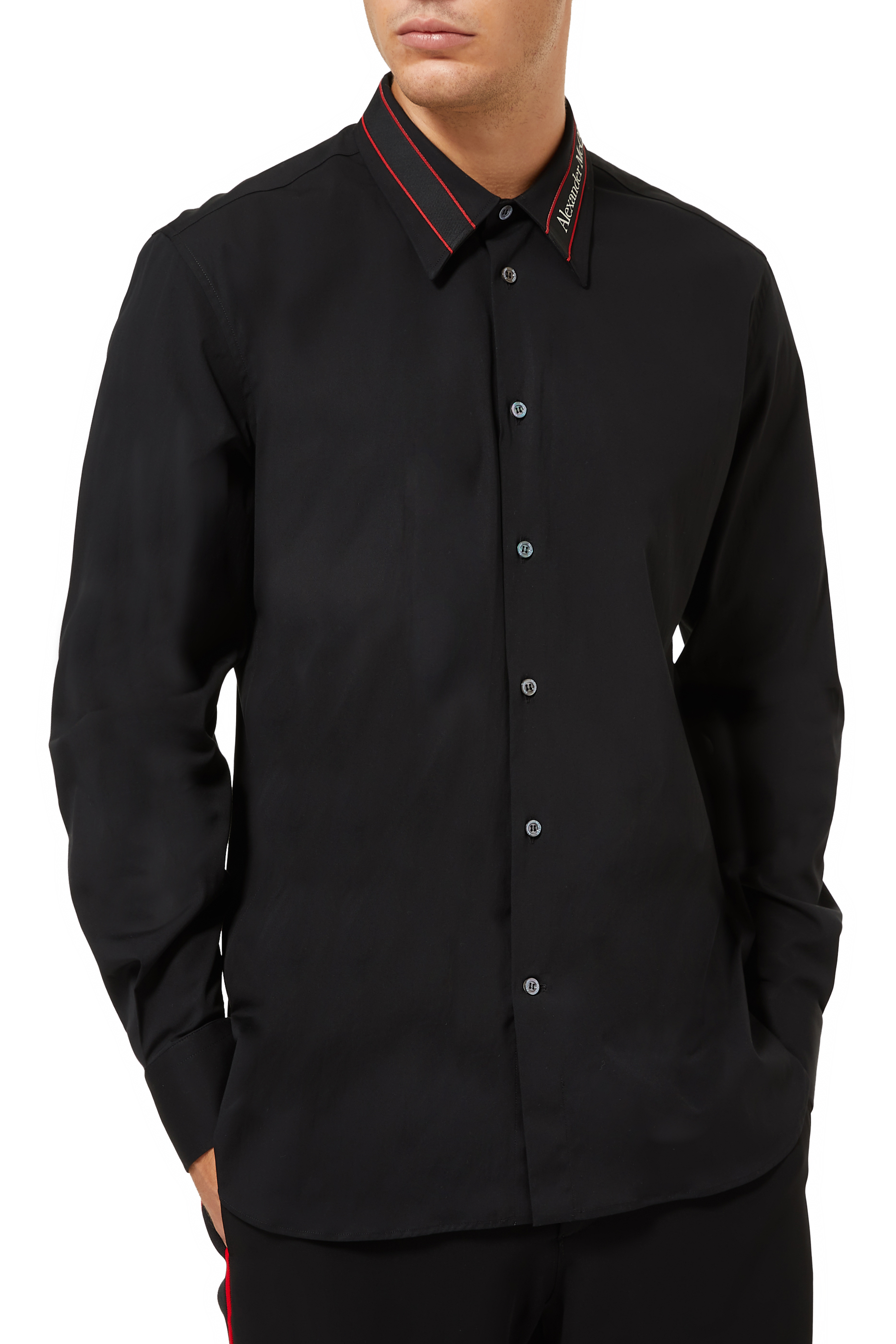 قميص بياقة بشعار الماركة