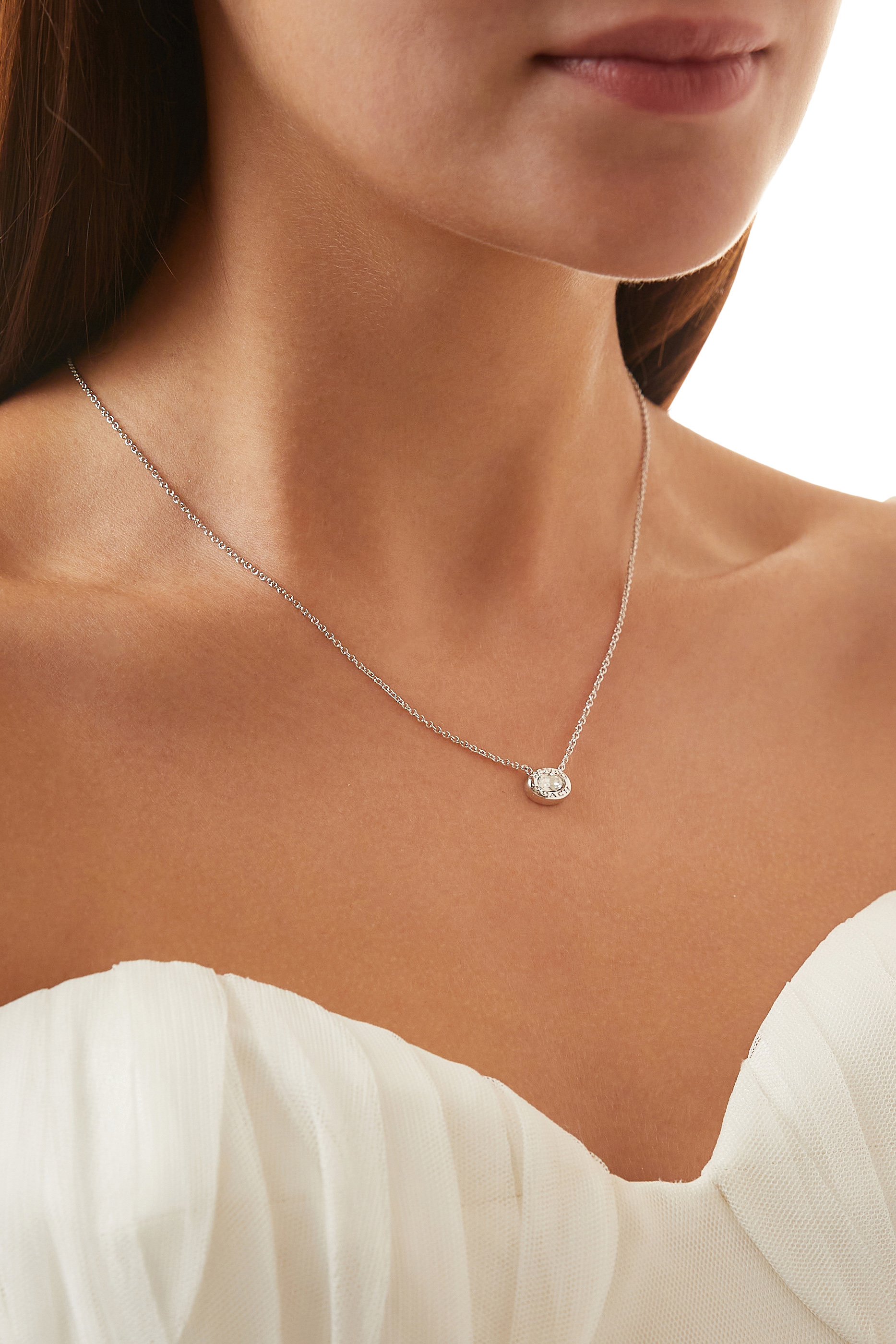 قلادة بدلاية محفورة بشعار الماركة ومرصعة بحجر