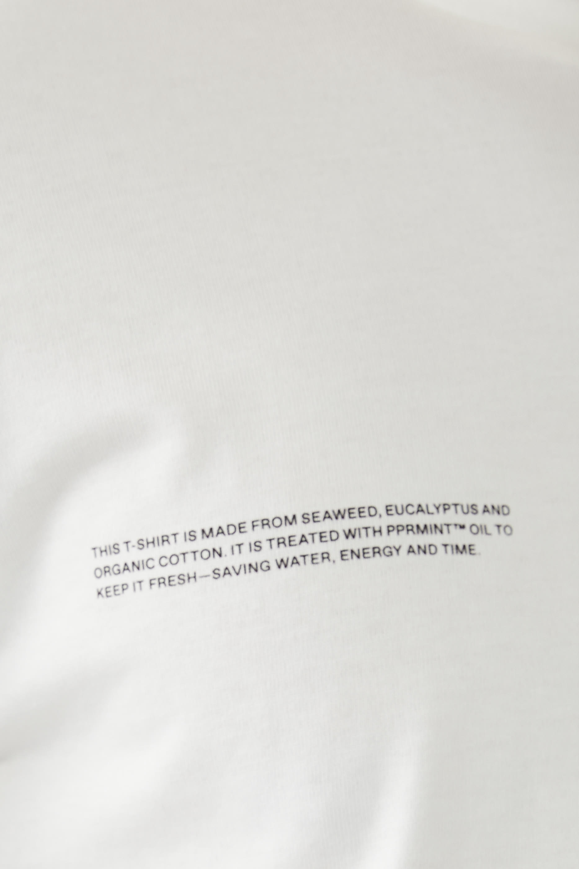 تيشيرت بأكمام طويلة بشعار الماركة