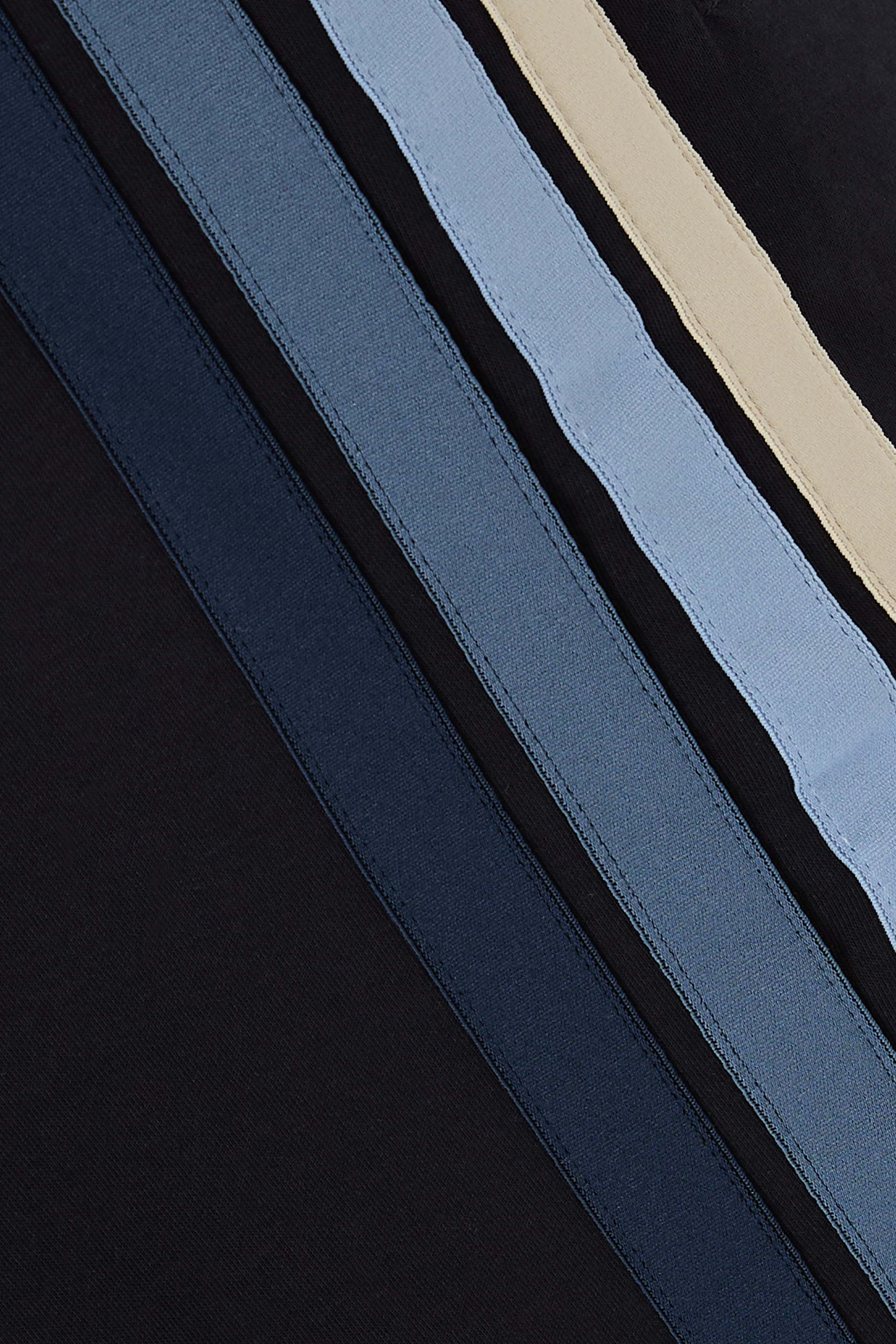 بنطال رياضي يحافظ على شكله