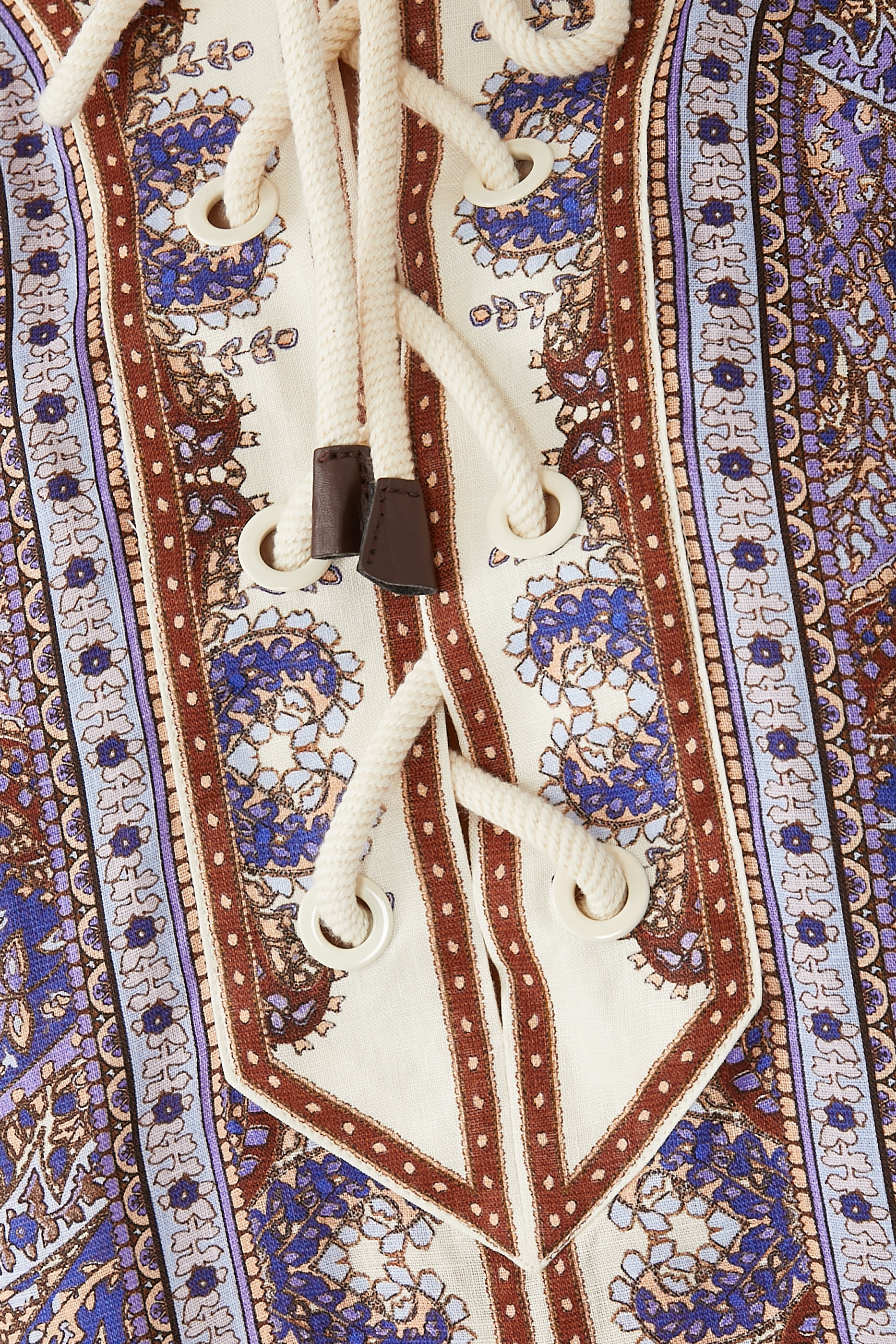 فستان أوتي قصير بنقشة بيزلي وتطريزات مفرغة