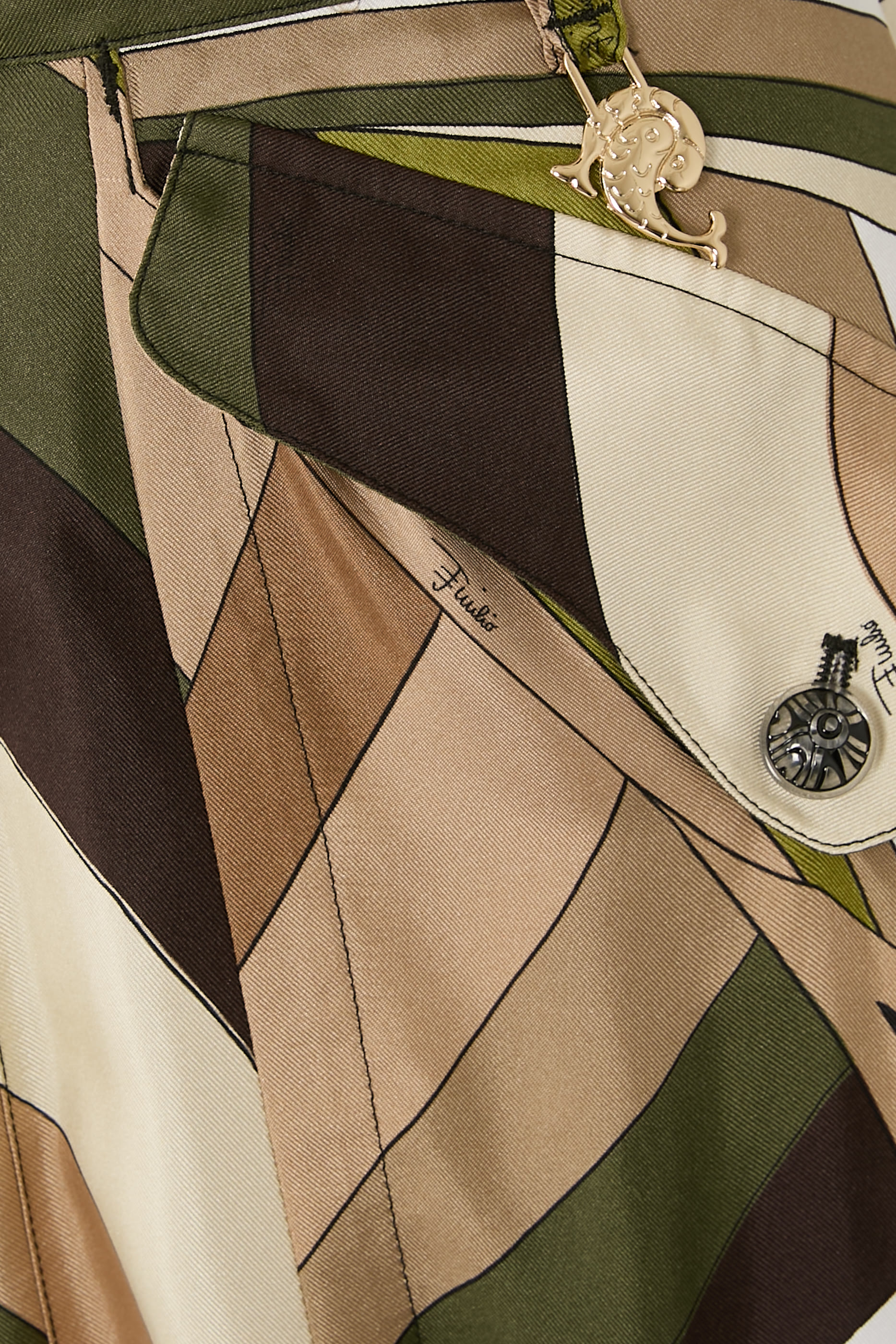 بنطال كارغو بطبعة إيرايد