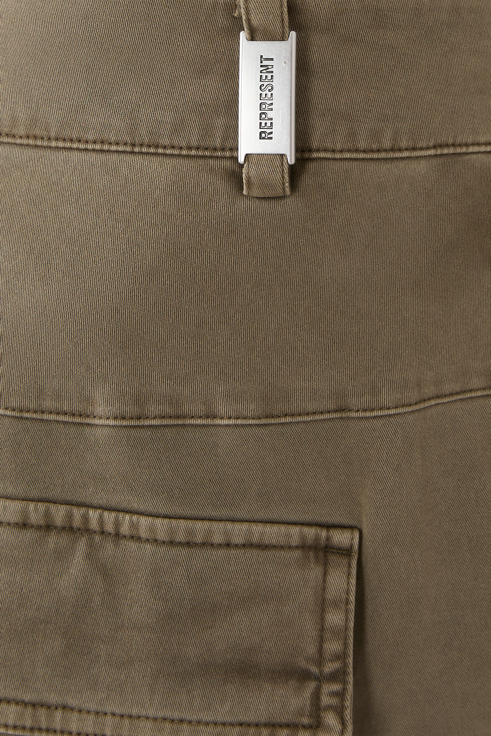 بنطال رياضي بقصة فضفاضة