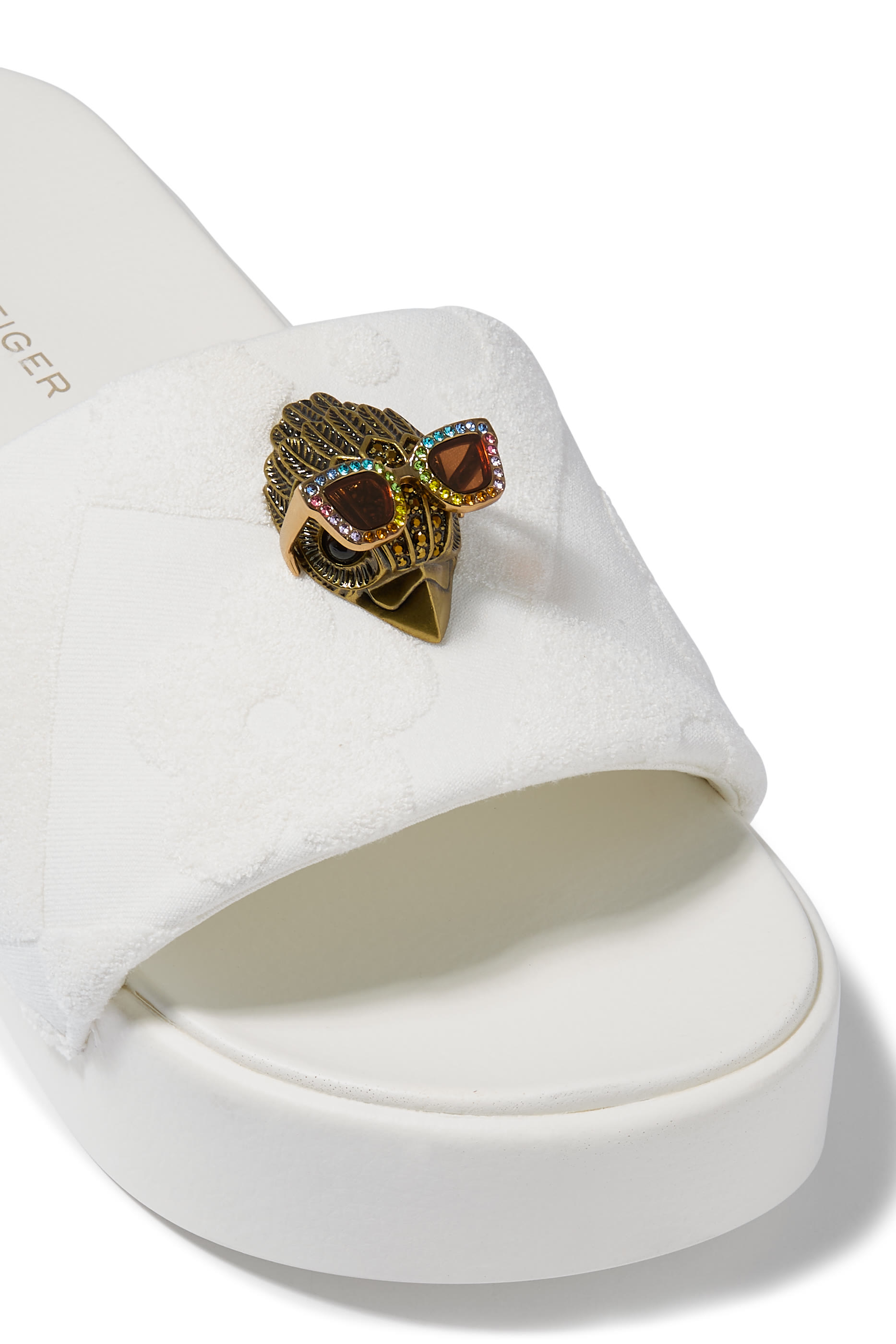 صندل مينا بنعل عريض بشعار النسر